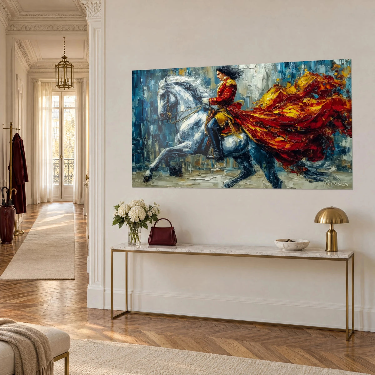 Gemälde weißes Pferd im Galopp auf den Hinterbeinen, langer purpurner und gelber wehender Umhang, stahlblauer Hintergrund, Dreiviertelansicht auf eine vergoldete Konsole