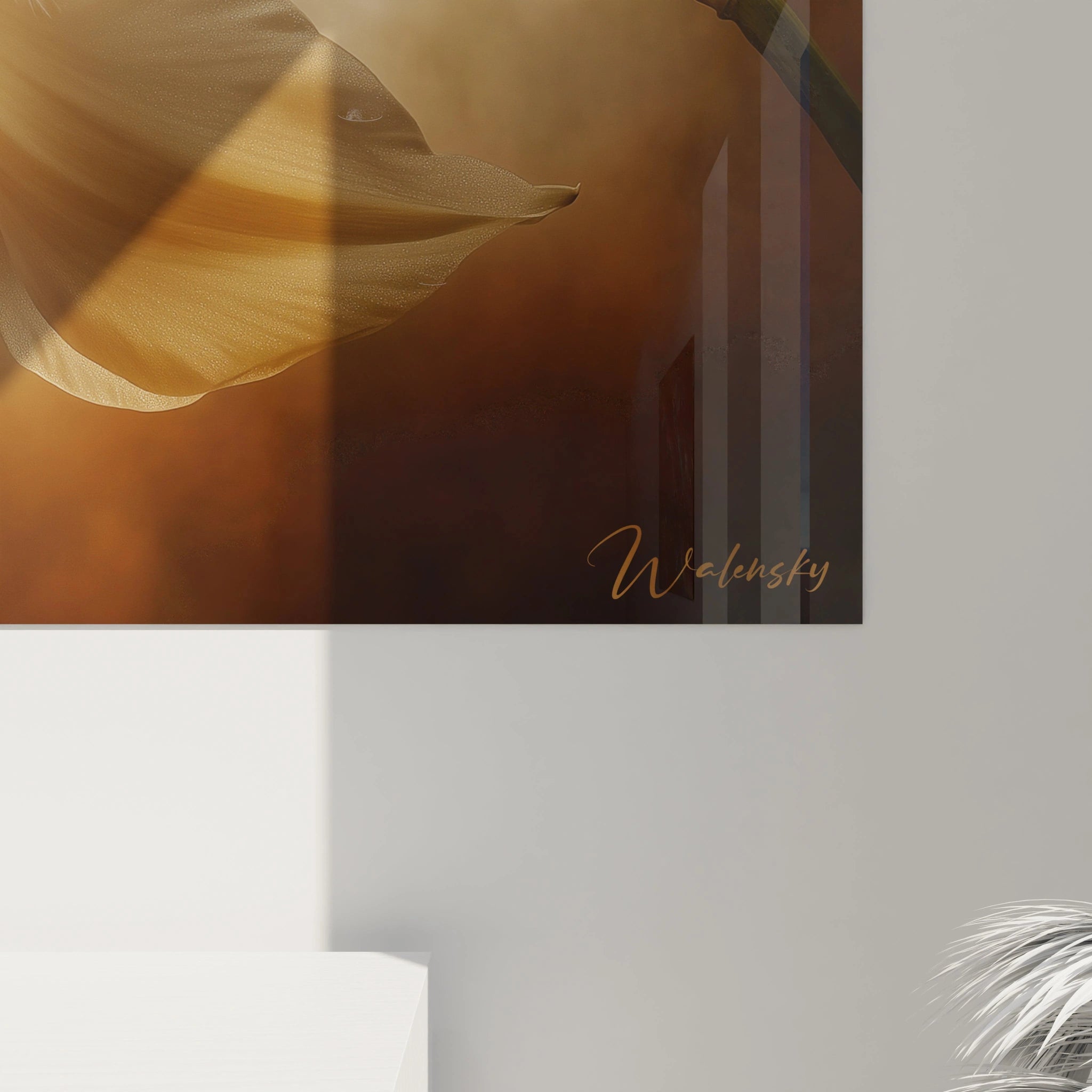Tableau Narcisse nature mettant en avant une fleur aux pétales translucides et plumeux, avec un centre orange détaillé. Effets de lumière douce sur un fond marron et doré légèrement brumeux.







