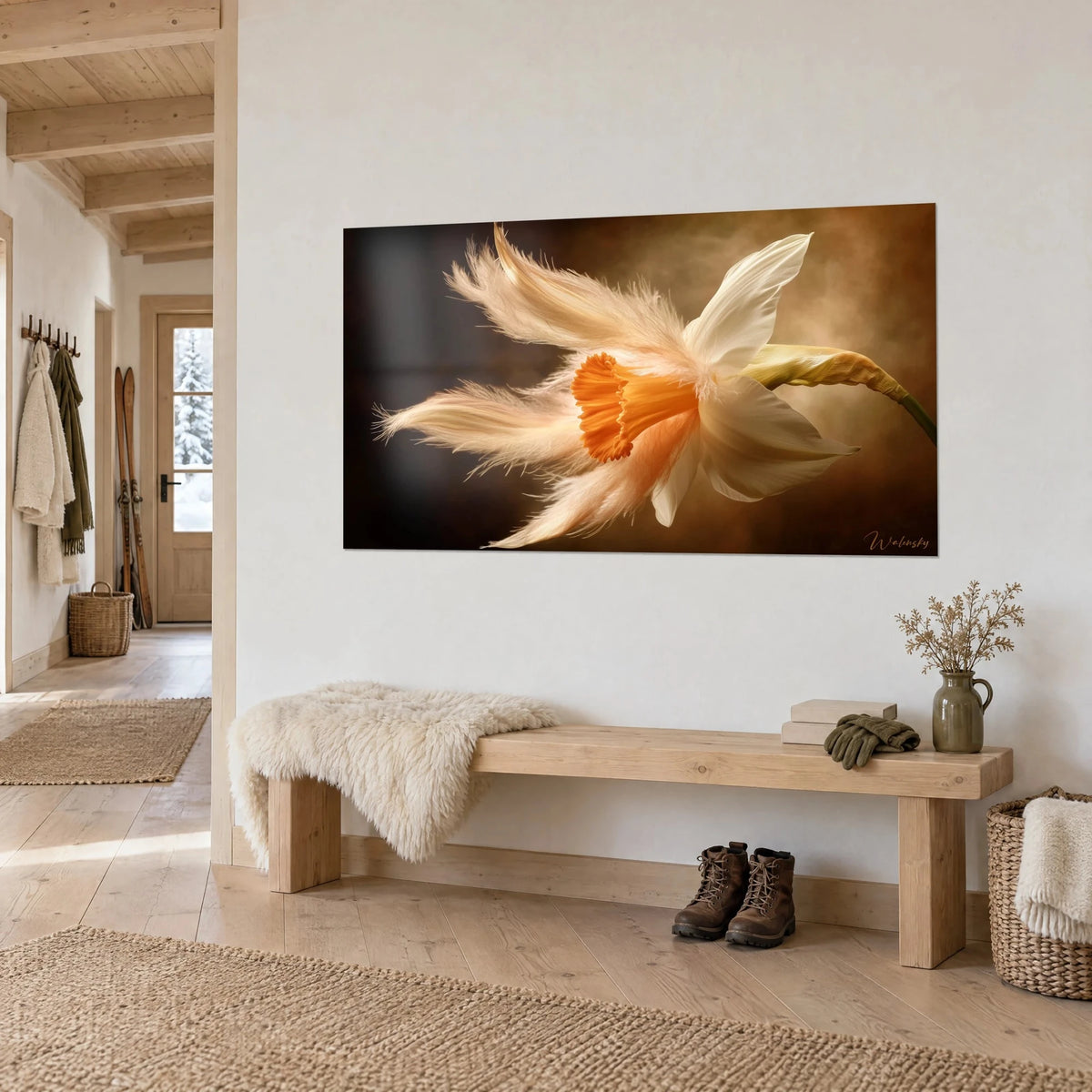 Tableau fleur de jonquille crème effilochée, cœur orangé vif, fond ocre fumé, face à un banc de bois clair dans un chalet