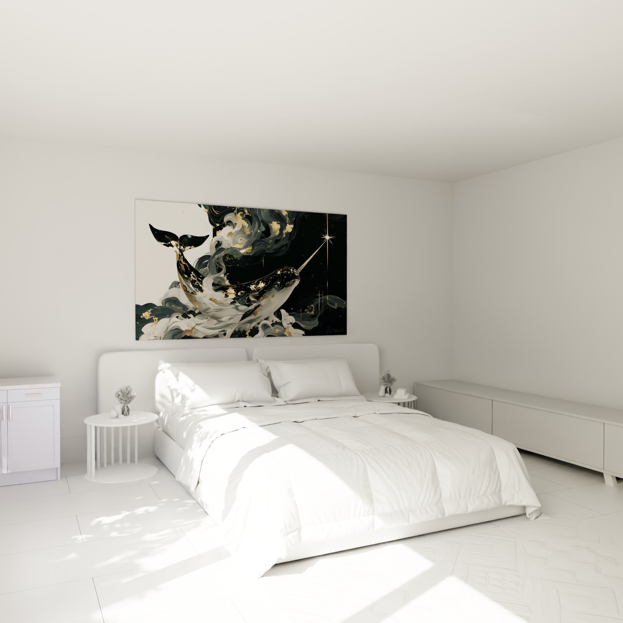 Créature marine dorée aux reflets anthracite accrochée au-dessus d'un lit dans une chambre claire
