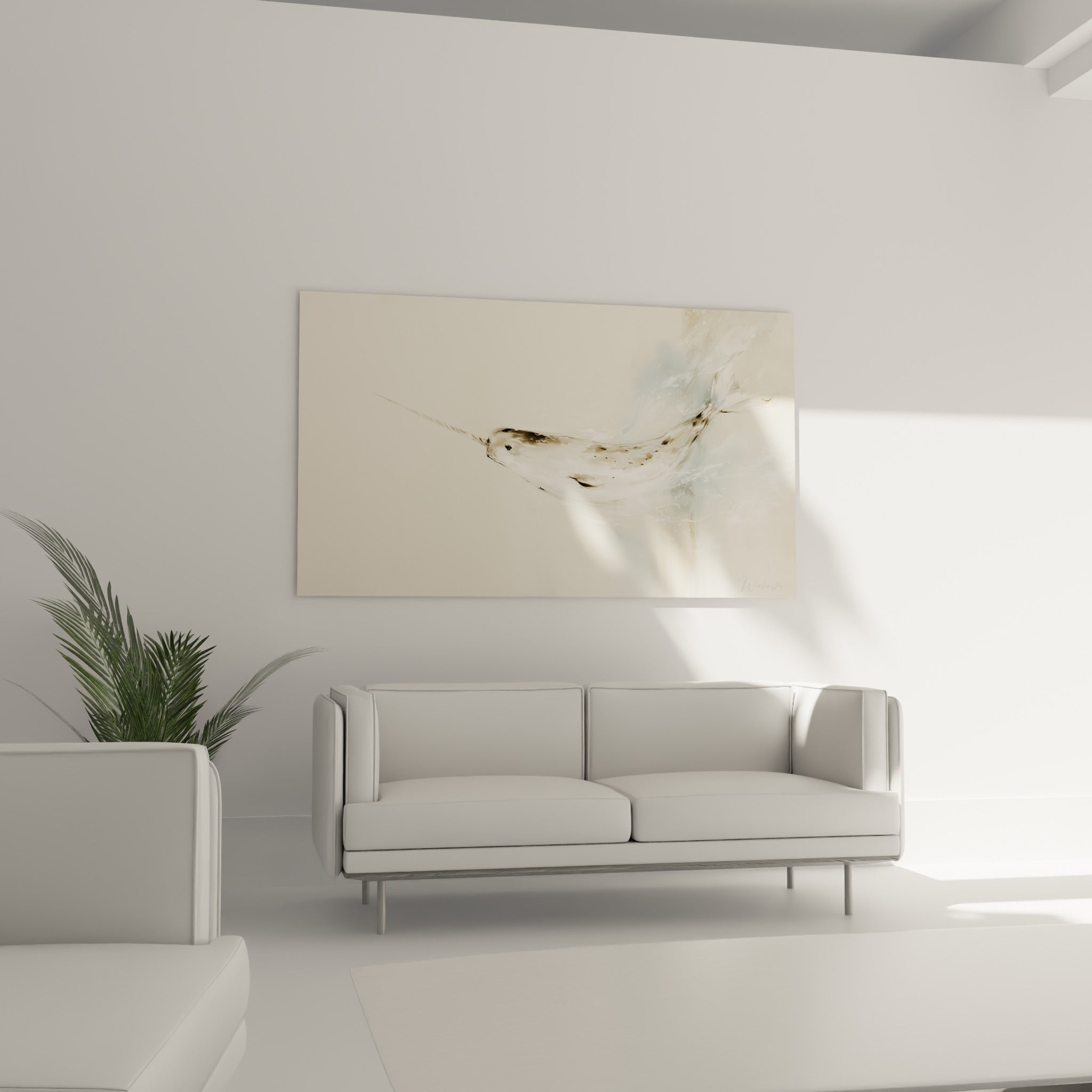Narval anthracite à corne effilée sur fond crème, au-dessus d'un canapé dans un salon lumineux