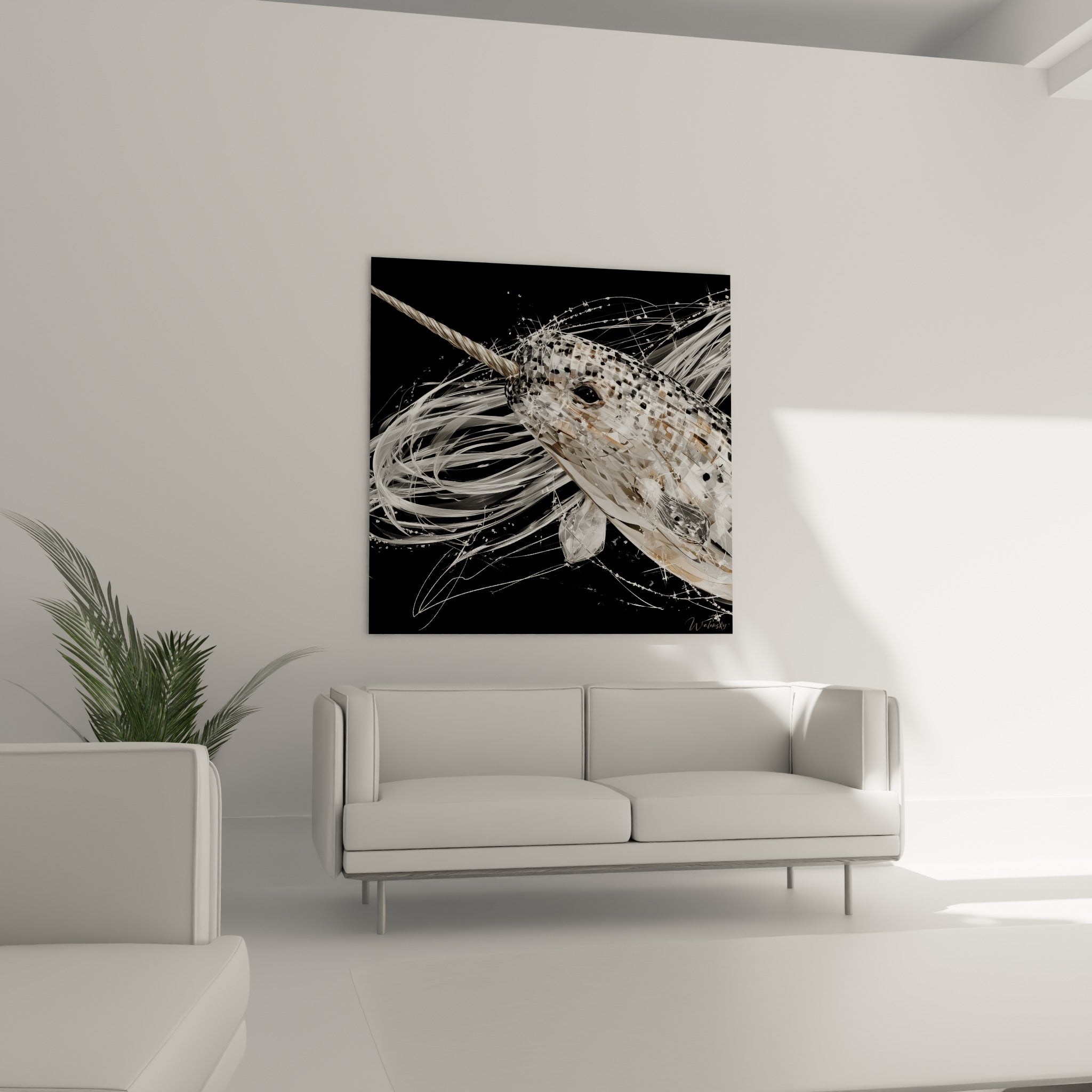 Tête de narval beige et anthracite aux reflets cristallins au-dessus d'un canapé dans un salon lumineux