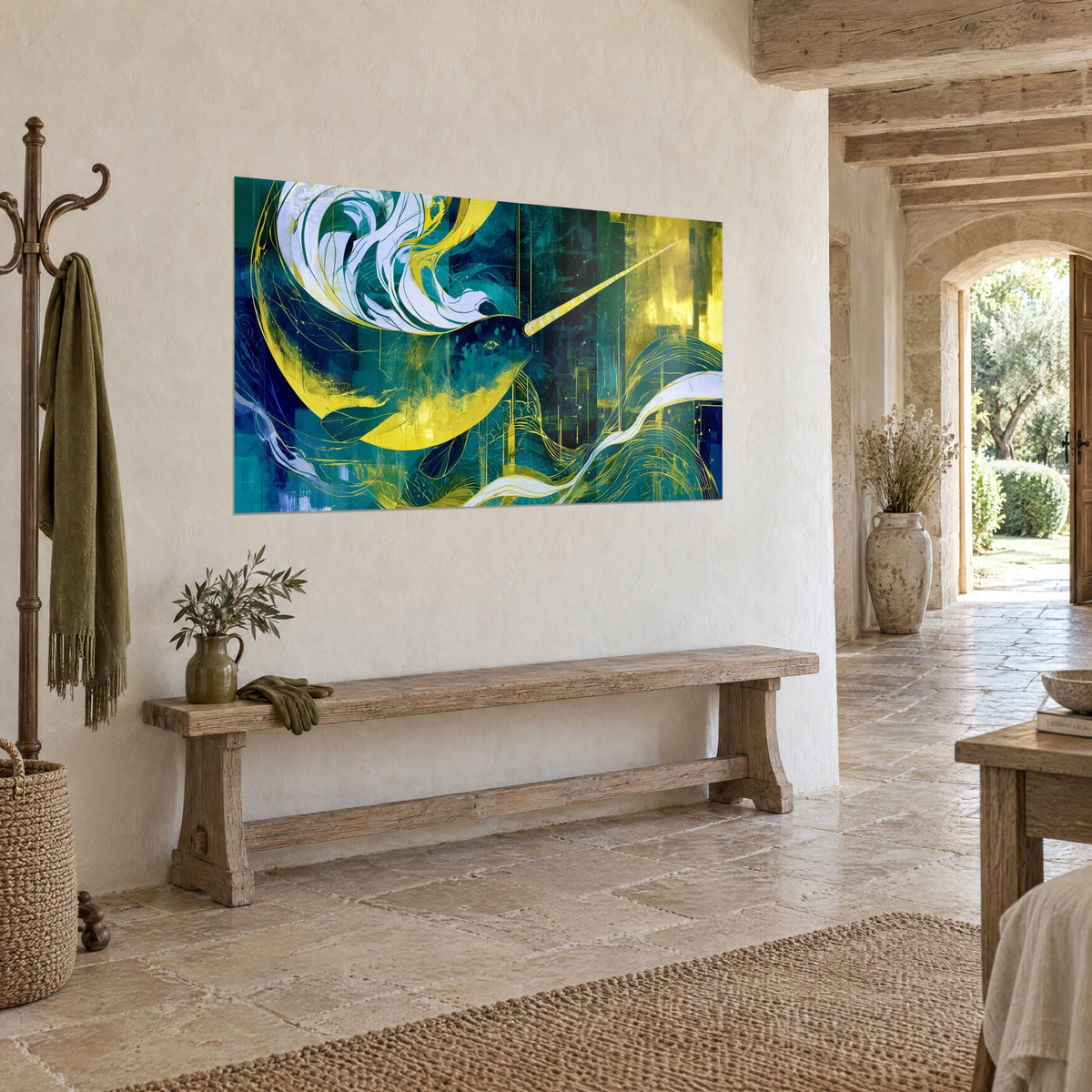 Quadro cetaceo con corno giallo limone che fende onde verde acqua, vista di tre quarti su un muro intonacato, panca di legno, casa di pietra
