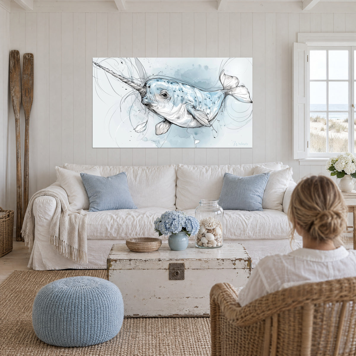 Gemälde Narwal gefleckt mit langem spiralförmigem Stoßzahn, hellblau und weiß, über einem Sofa in einem lichtdurchfluteten Wohnzimmer