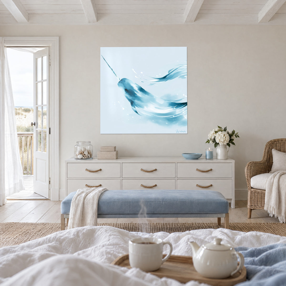 Gemälde arktischer Narwal mit Horn in Aquarell Himmelblau und Petrolblau, geschwungene Silhouette auf hellem Grund, über einem Bett in einem hellen Schlafzimmer