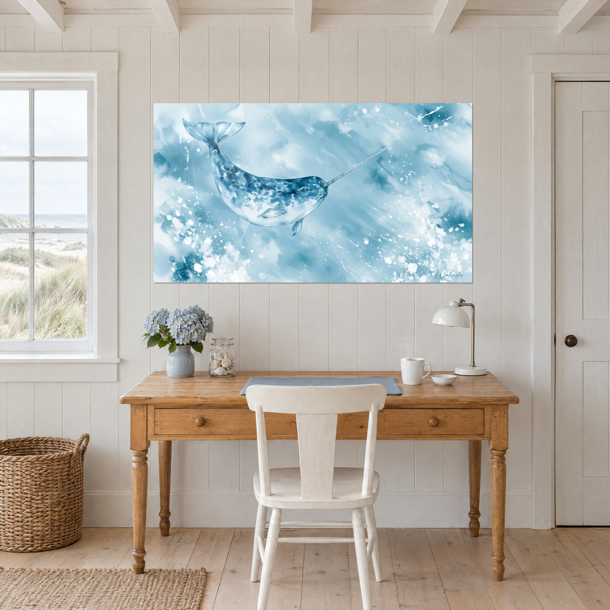 Quadro narvalo che nuota tra nuvole turchesi e bianche, gocce di colore proiettate, sulla parete di un angolo studio