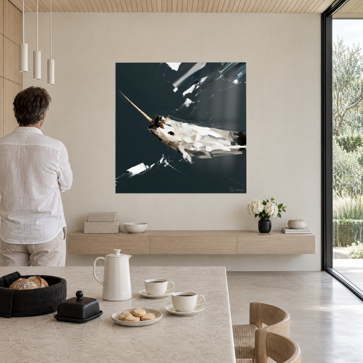 Cuadro de un mamífero marino con empastes blancos y gris perla, cuerno dorado sobre fondo oscuro, frente a un hombre con camisa de lino