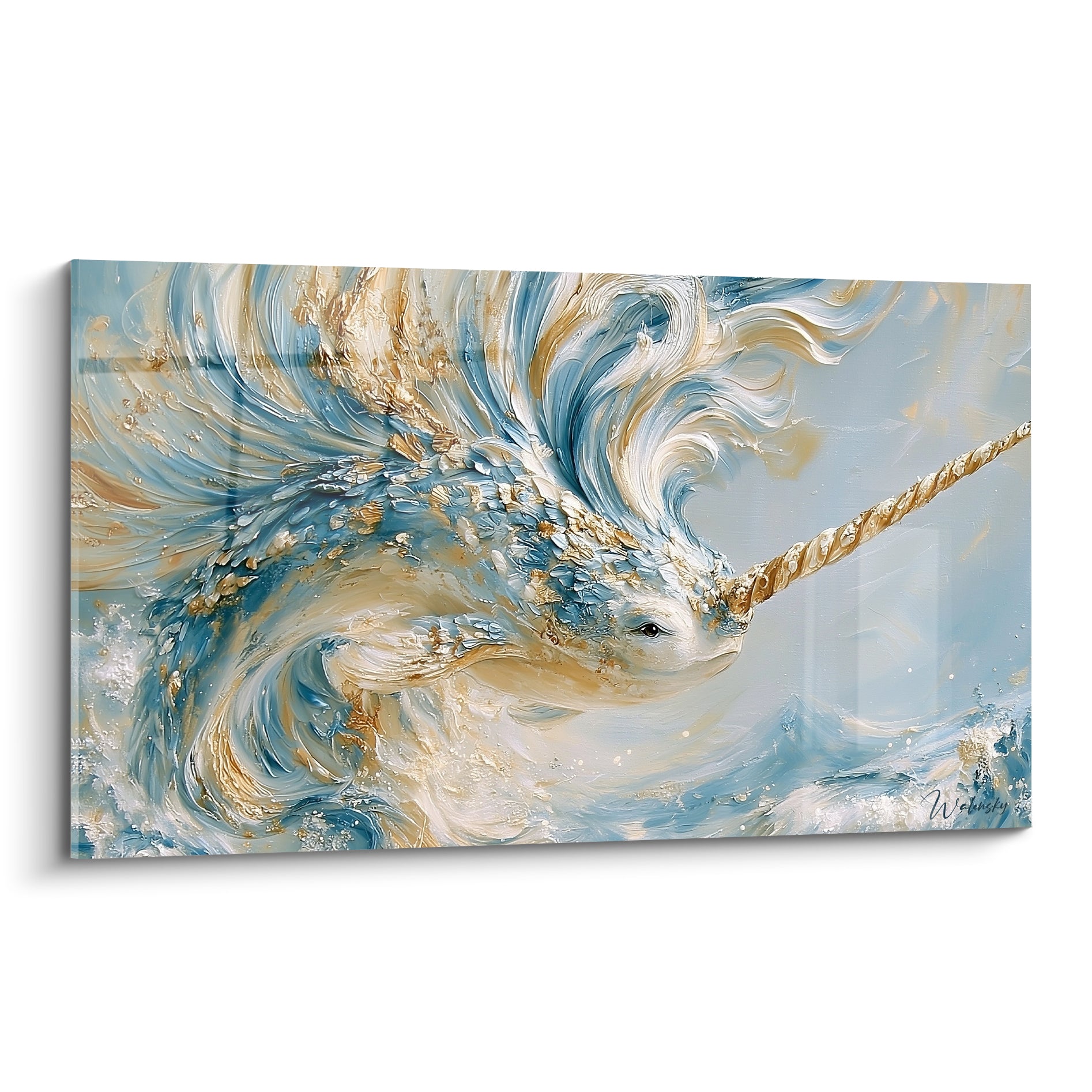 Narval bleu pastel et doré émergeant de vagues tourbillonnantes, corne torsadée dorée en relief