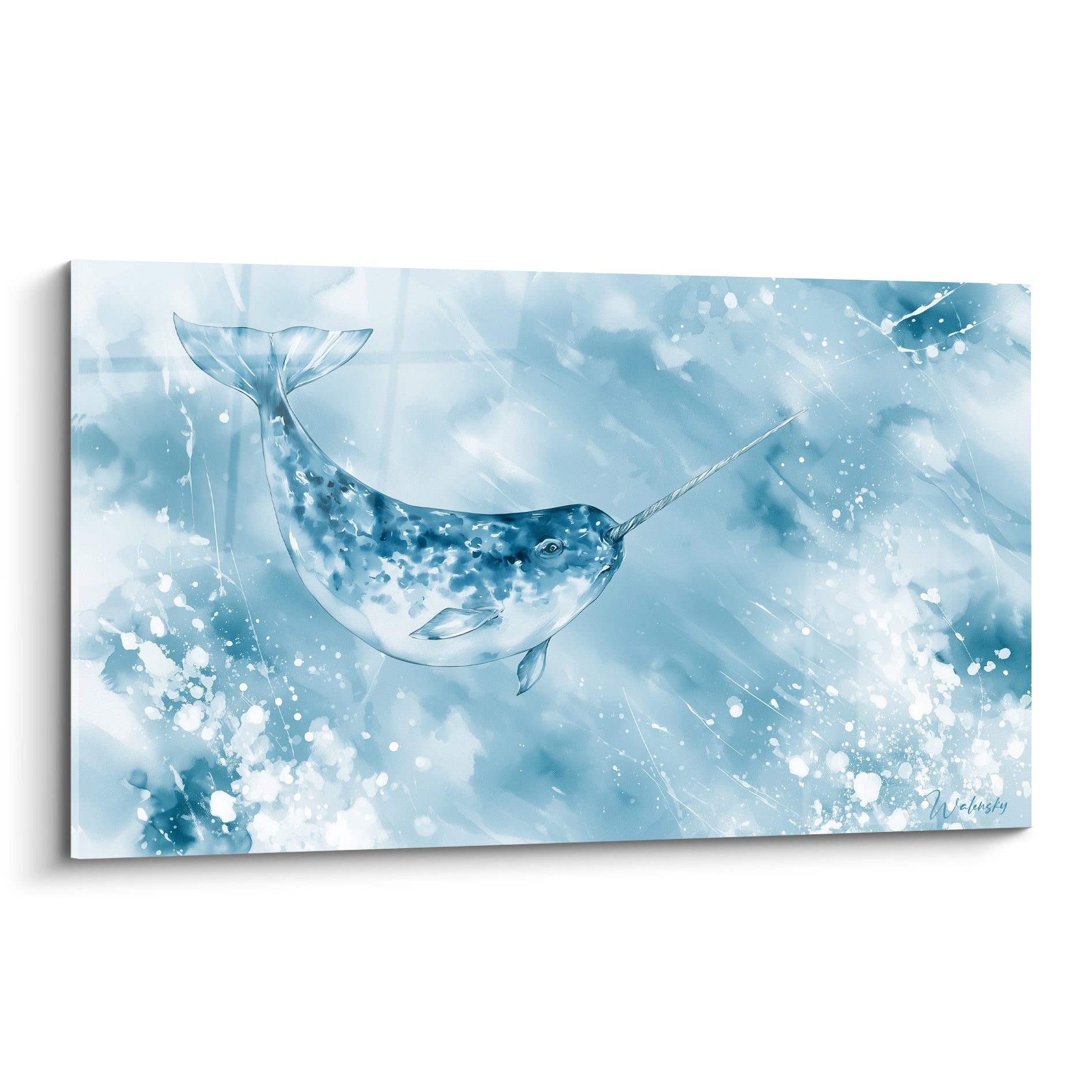 Narval bleu glacier et blanc nacré nageant, corne fine pointée en diagonale sur fond aquarelle