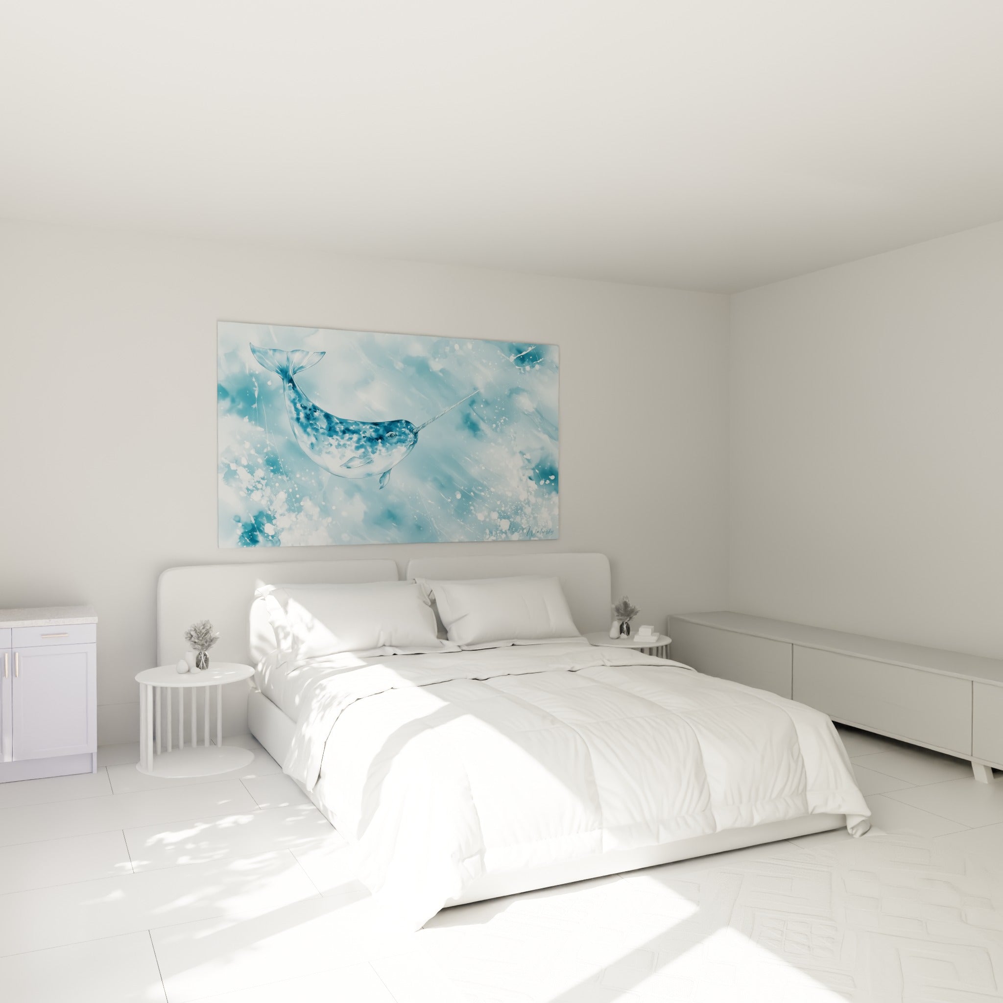 Corps tacheté du narval en bleu marine et blanc, accroché au-dessus d'un lit dans une chambre claire
