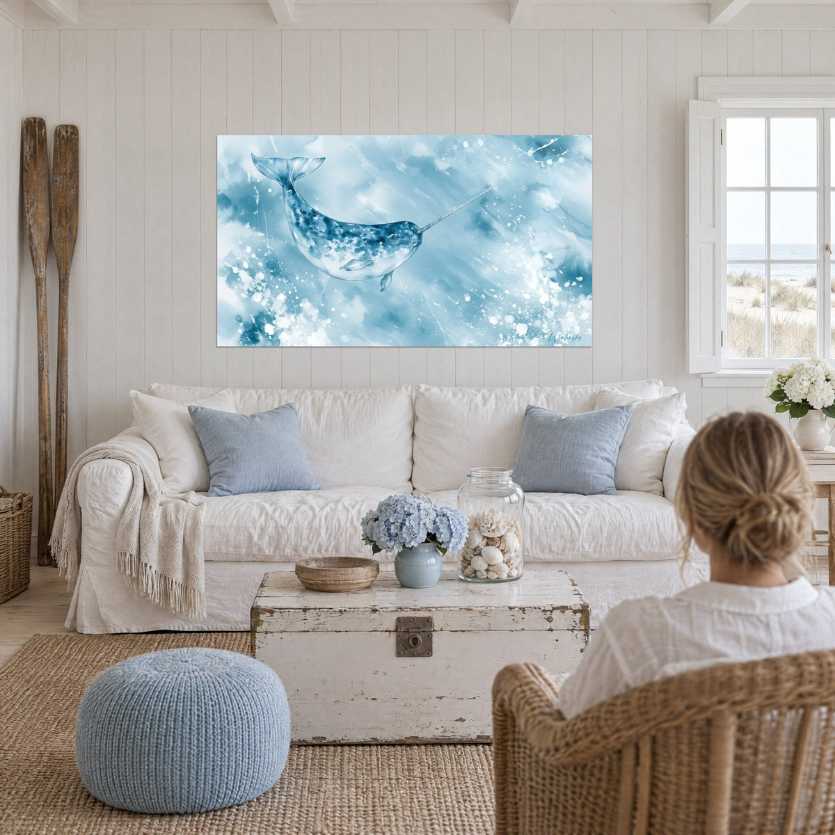 Quadro cetaceo artico blu ghiacciaio, lunga zanna a spirale e schizzi bianchi di spuma, sopra un divano in un soggiorno luminoso
