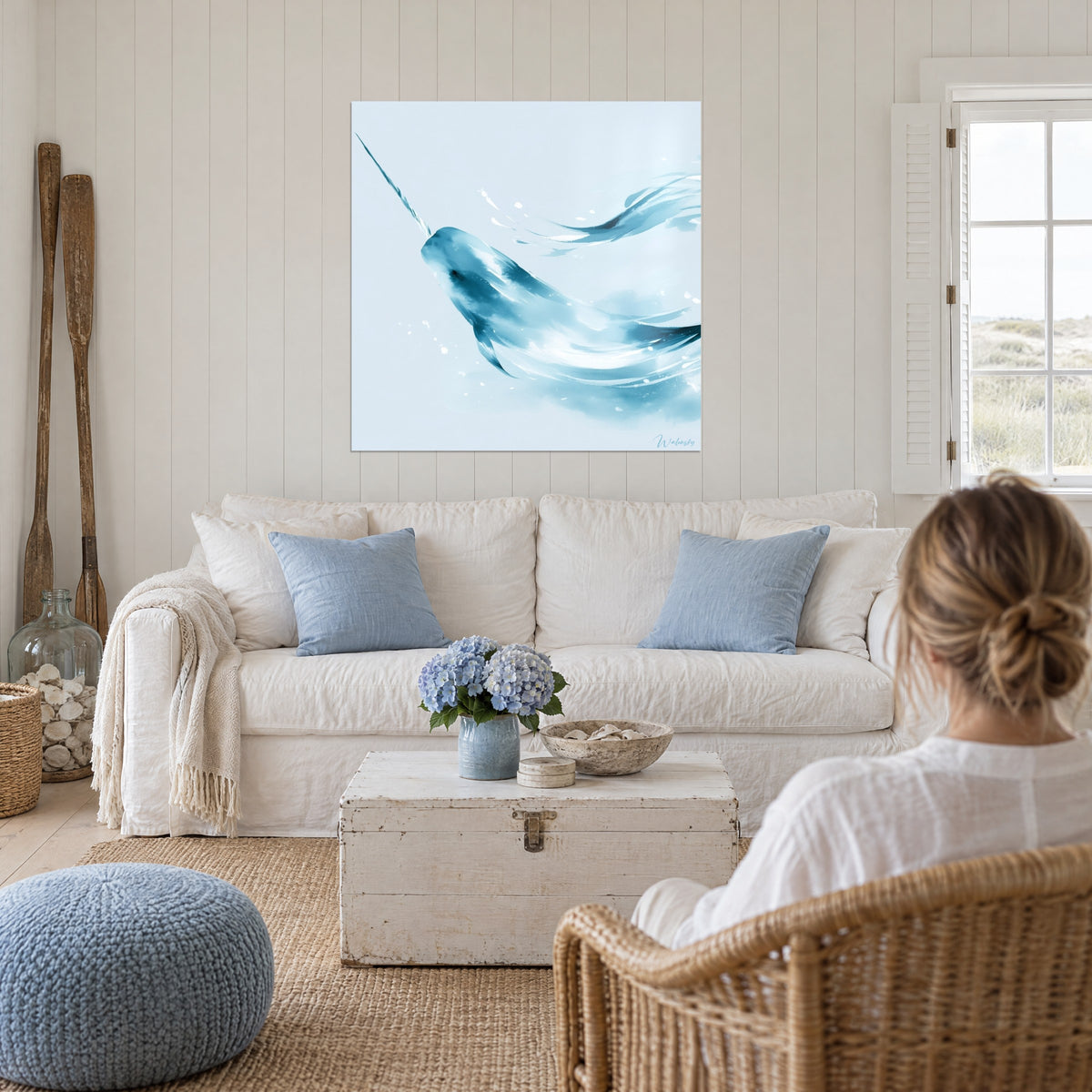 Gemälde Narwal in Aquarell, schwimmend in hellem Blau und Türkis, langer feiner Stoßzahn, wellender Schwanz, über einem Sofa in einem lichtdurchfluteten Wohnzimmer