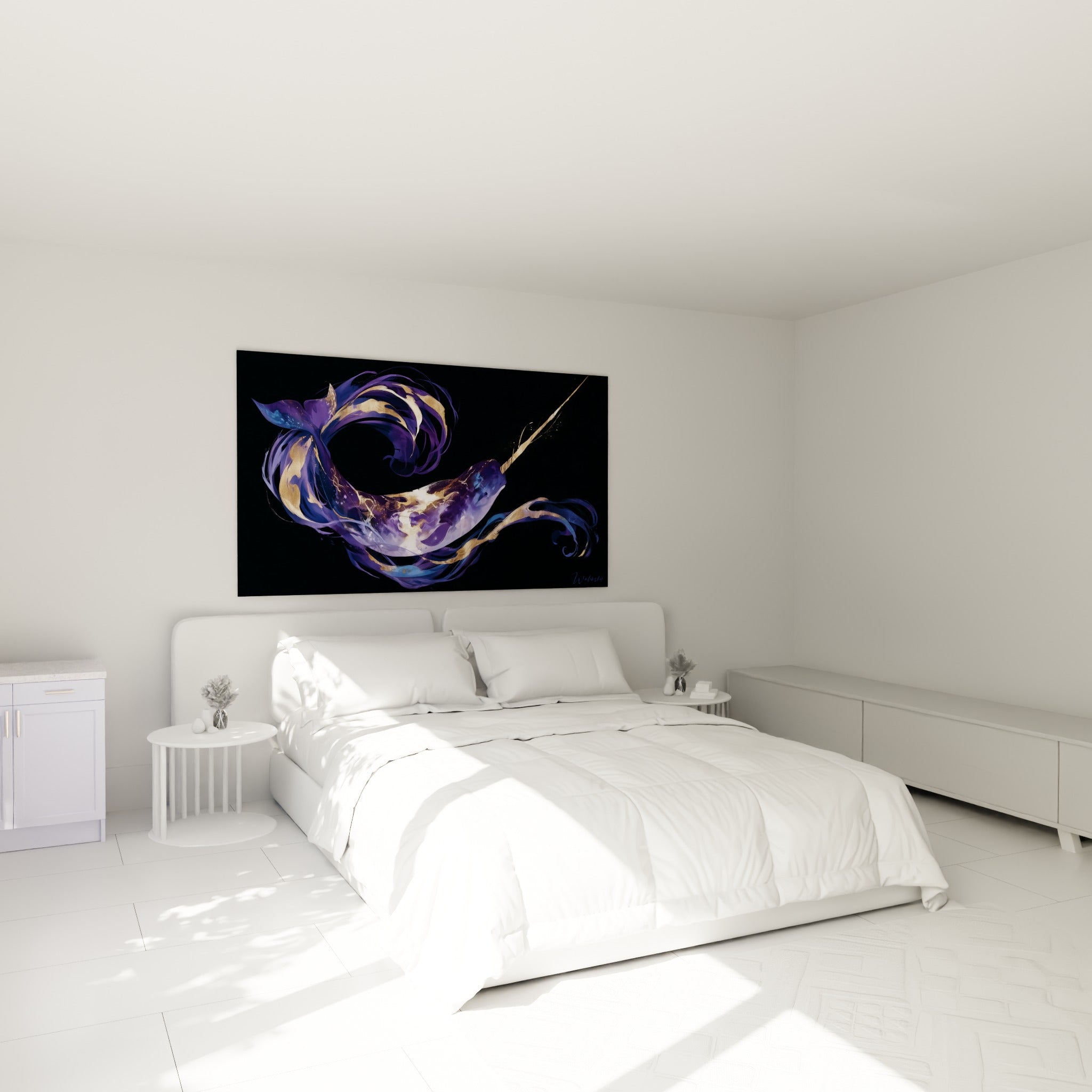 Créature marine violette et dorée déployée au-dessus d'un lit dans une chambre claire