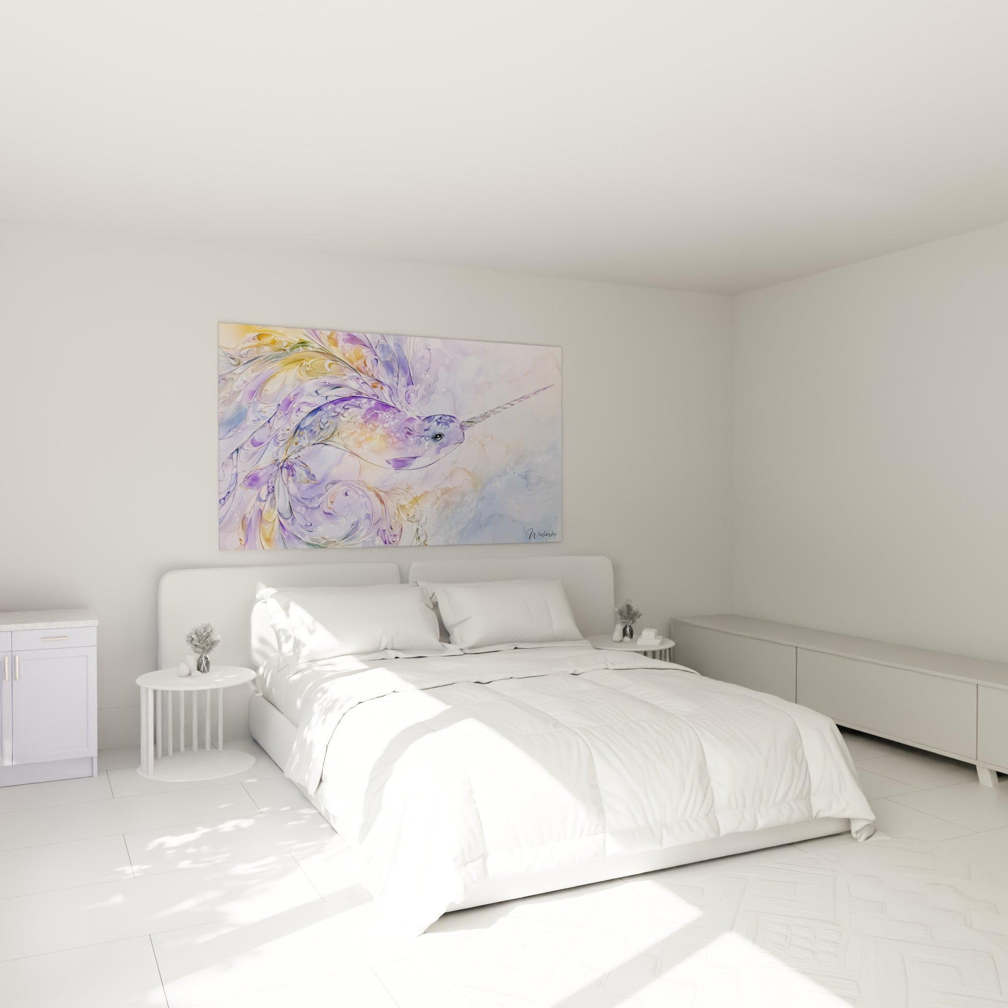 Créature marine violette et dorée aux formes fluides, accrochée au-dessus d'un lit dans une chambre claire