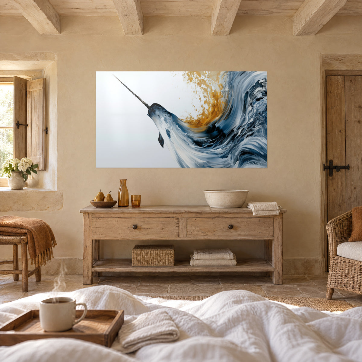 Cuadro cetáceo ártico sumergiéndose en volutas índigo y crema, brillo ocre dorado, sobre una cama en un dormitorio luminoso