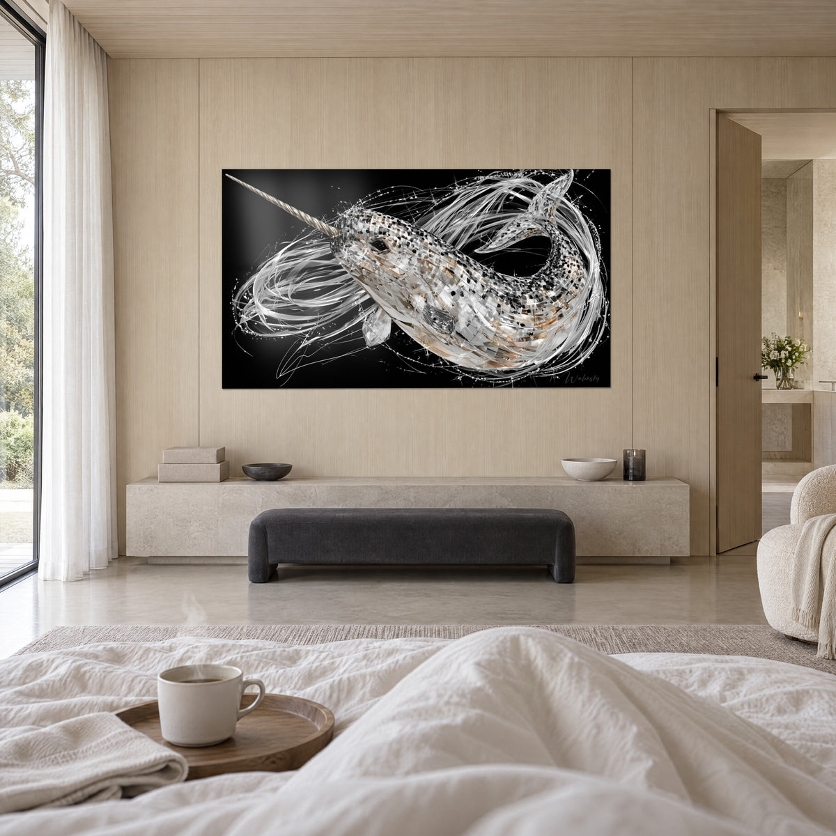 Cuadro ballena con colmillo en mosaico plata y beige, mechones enrollados en blanco sobre fondo negro profundo, encima de una cama en un dormitorio claro