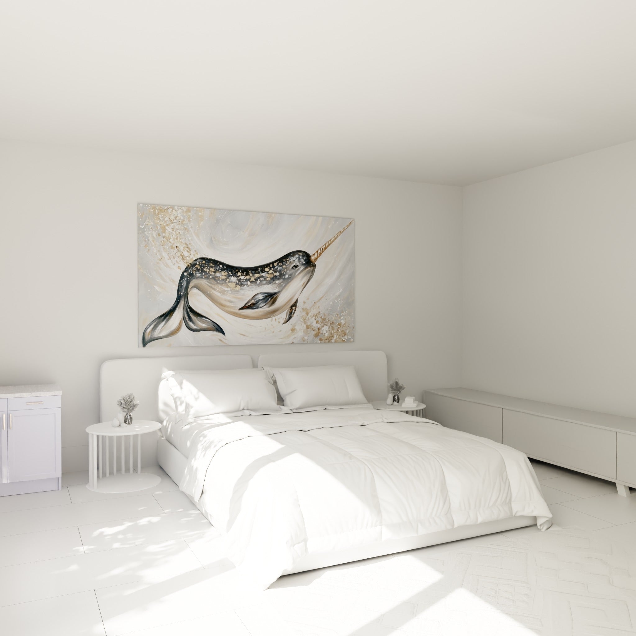 Narval doré aux reflets nacrés, corps arqué, accroché au-dessus d'un lit dans une chambre claire