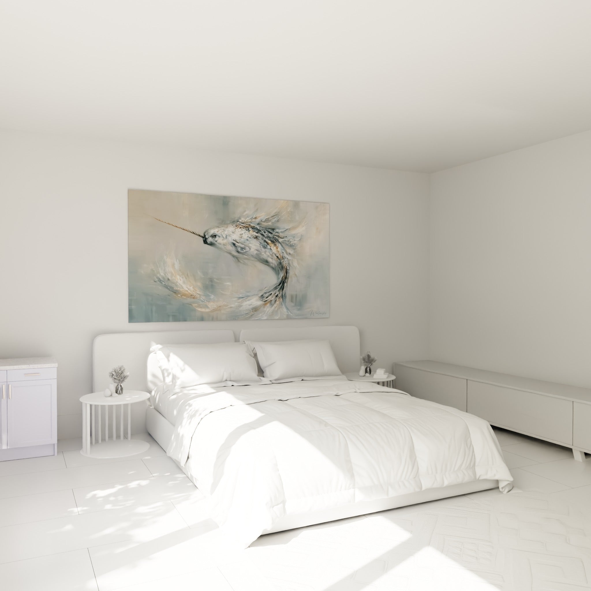 Créature marine dorée et grise en mouvement, tableau Narval au-dessus d'un lit dans une chambre claire