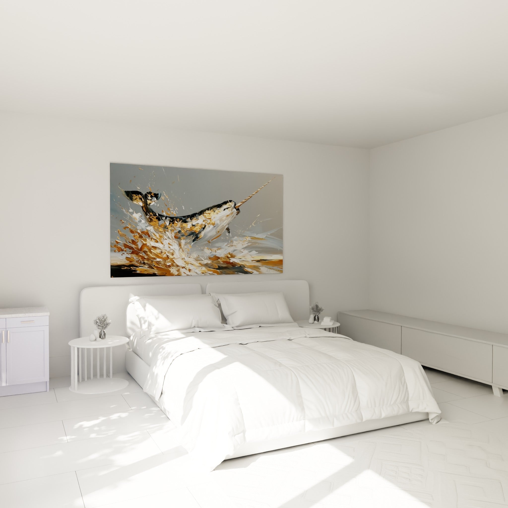 Corne dorée du narval fendant l'écume blanche, accrochée au-dessus d'un lit dans une chambre claire