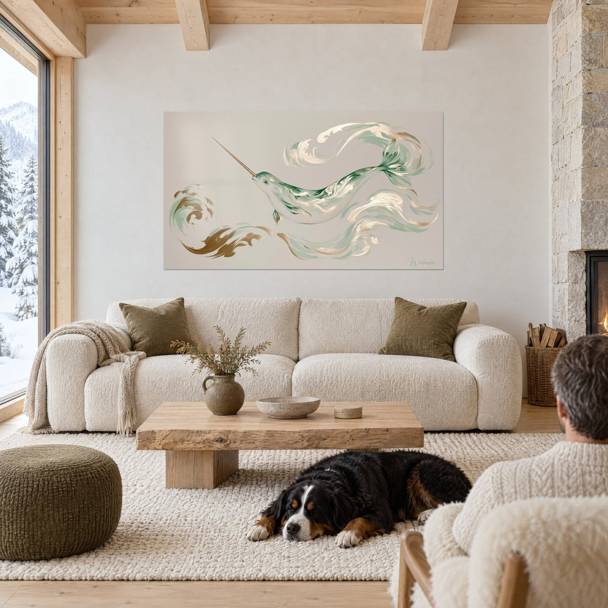 Quadro narvalo verde e oro con volute madreperlacee, fondo grigio perla, lungo cane nero sdraiato, sopra un divano in un soggiorno luminoso