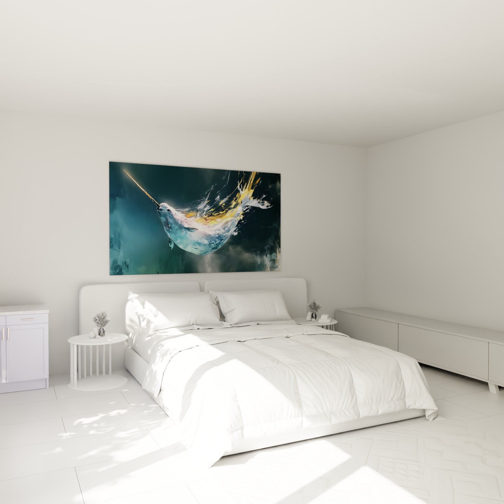 Narval aux teintes bleu pétrole et or, corps suspendu, au-dessus d'un lit dans une chambre claire