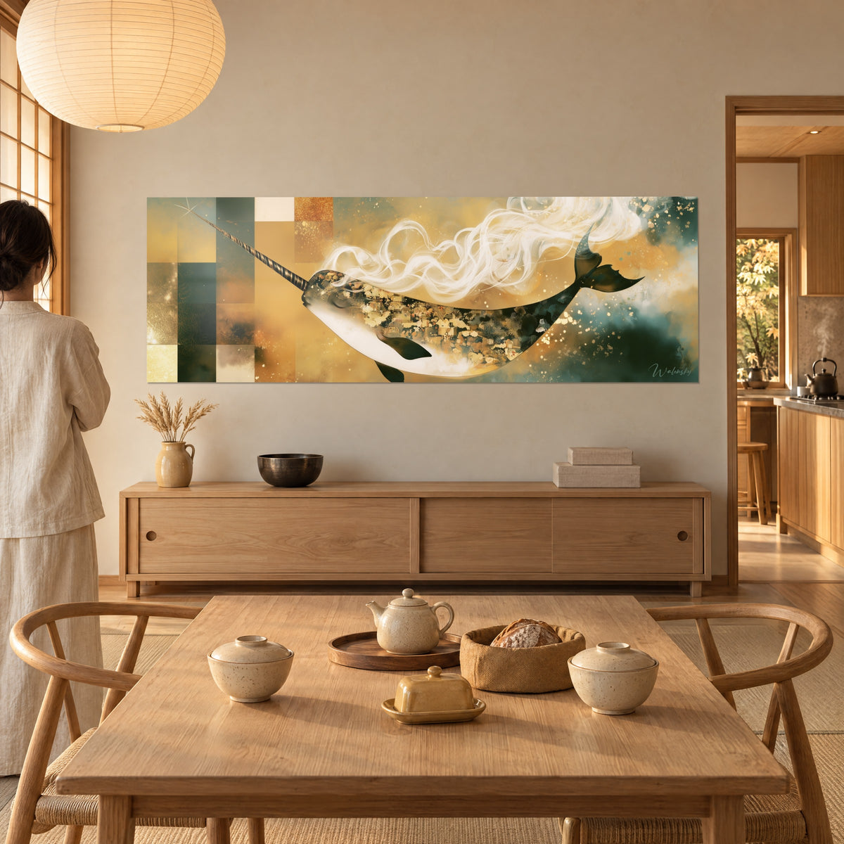 Gemälde Meeressäuger mit gestreiftem Horn, cremeweißer Bauch und goldenes Mosaik auf dem Rücken, elfenbeinfarbener Rauch, Japandi-Esszimmer aus hellem Holz