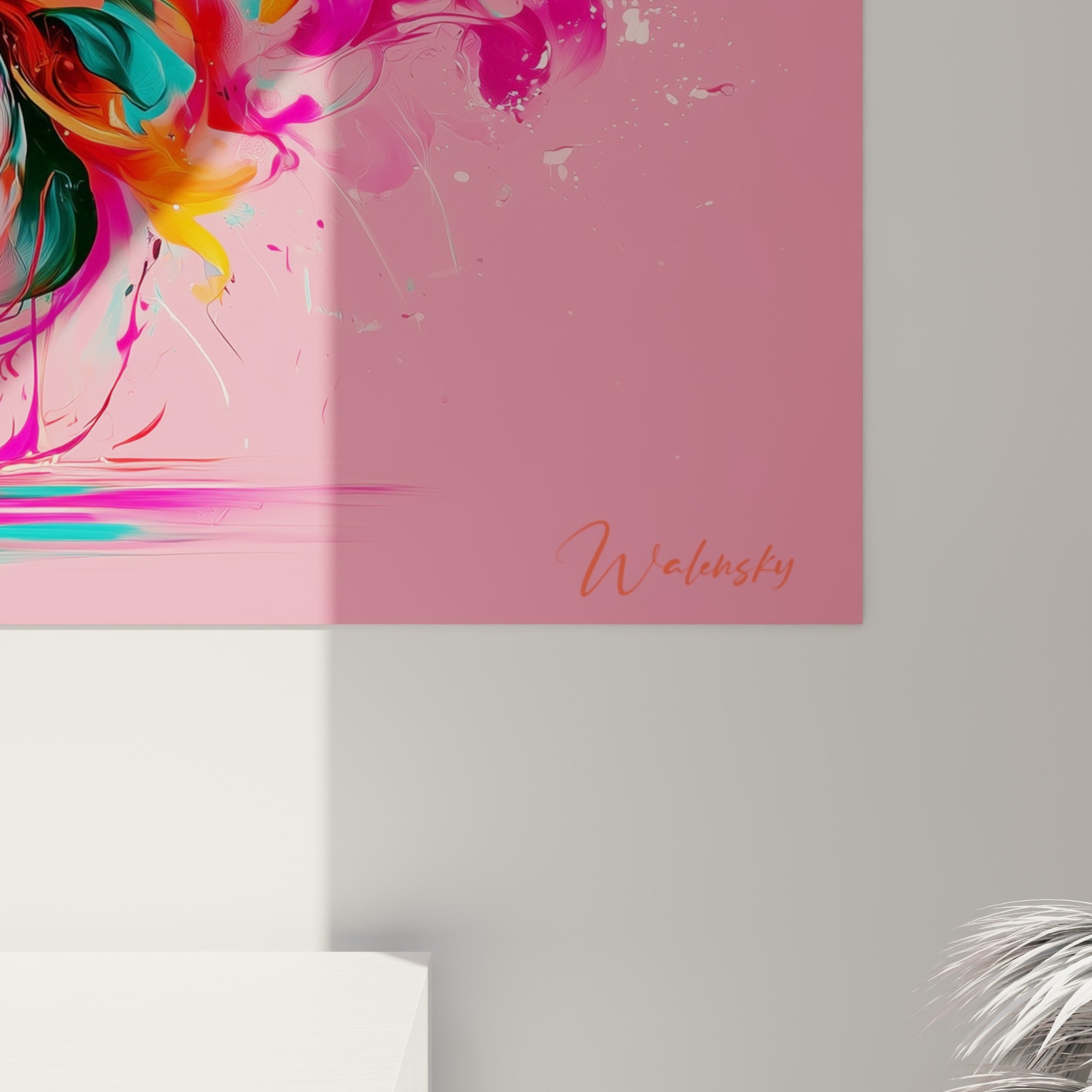 Détail des coulures turquoise et orange vif sur le corps rose du narval peint en gros plan