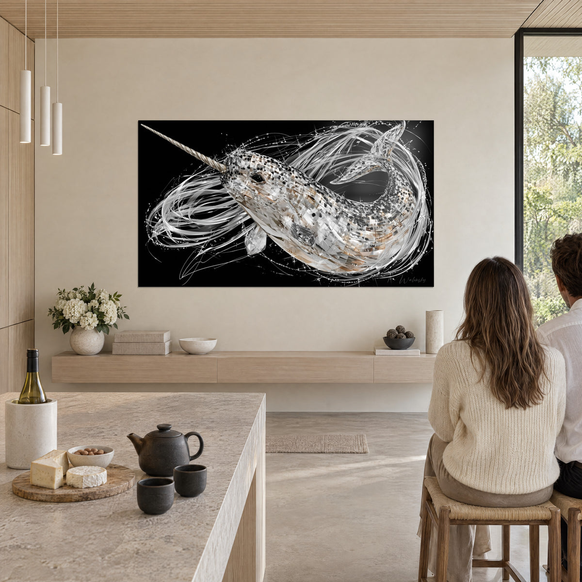 Cuadro mamífero marino con fragmentos de espejo en plata y cobre, melena de líneas blancas arremolinadas, en una pared crema cerca de la cocina