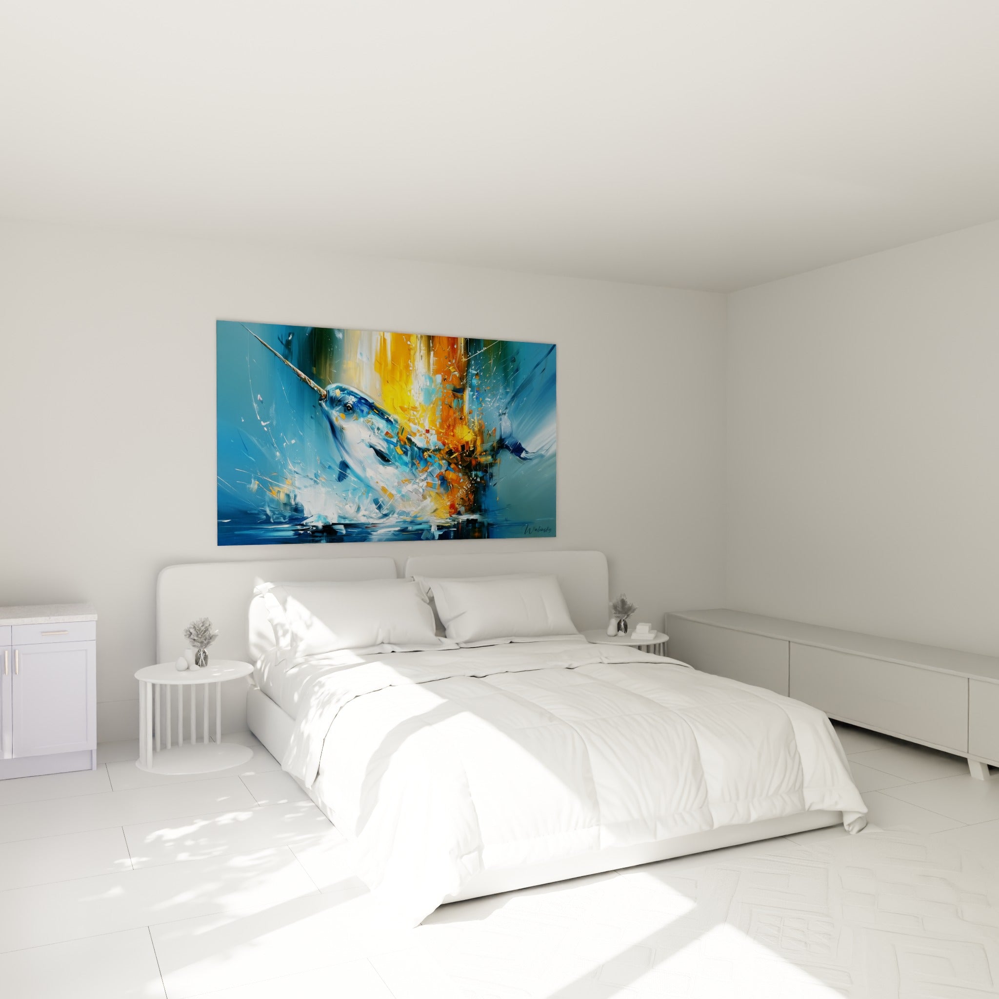 Narval bleu marine traversé d'éclats orangés, accroché au-dessus d'un lit dans une chambre claire