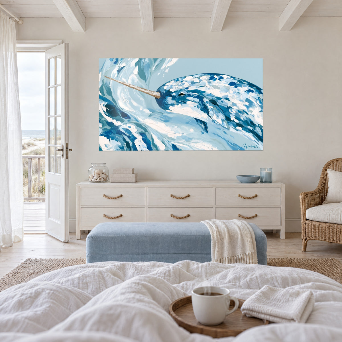 Cuadro unicornio de los mares con lomo moteado en azul cobalto y blanco, cuerno marrón erguido entre las olas, sobre una cama en un dormitorio luminoso