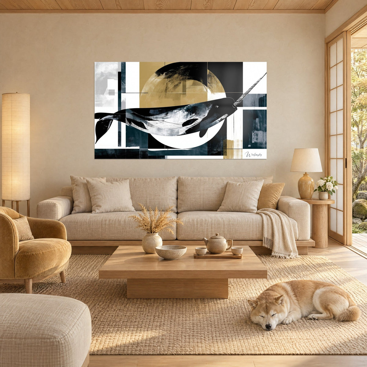Gemälde Narwal in Schwarz mit silbrigen Flanken und gestreiftem Stoßzahn, ockerfarbene Scheibe dahinter, schlafender Shiba über einem Sofa in einem hellen Wohnzimmer
