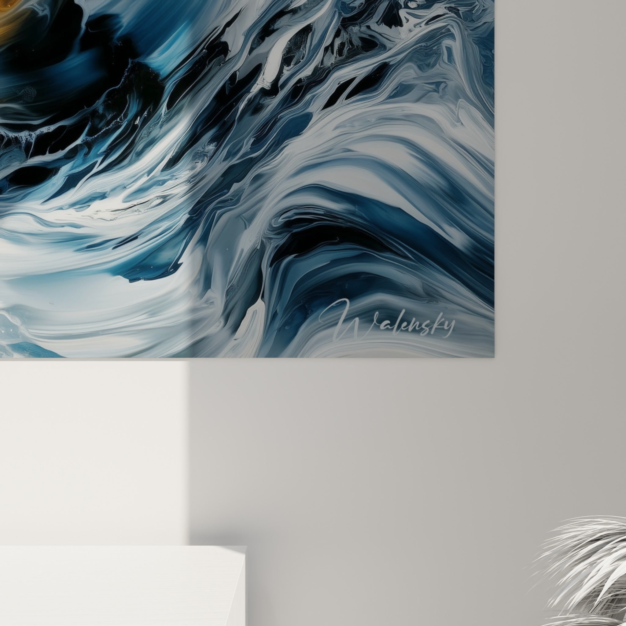 Détail du tourbillon doré et bleu marine, coulures et marbrures fluides visibles sur la toile du narval