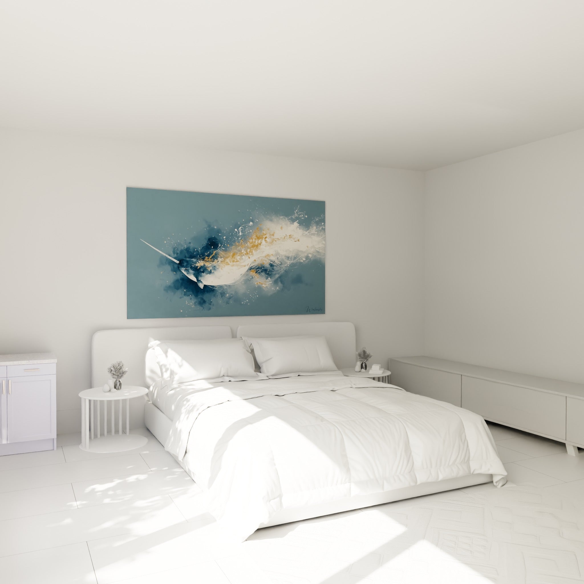 Narval anthracite et or en aquarelle fluide, accroché au-dessus d'un lit dans une chambre claire