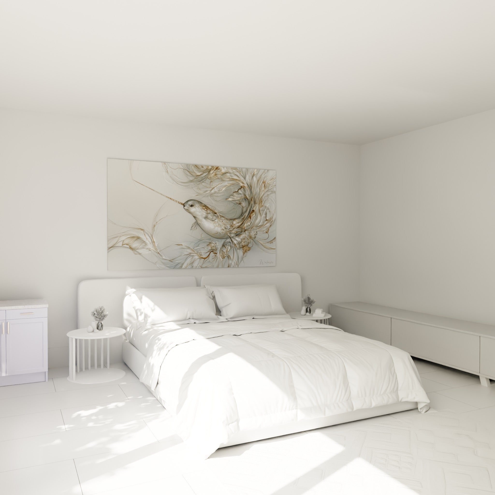 Créature marine blanche et bronze aux volutes fluides, accrochée au-dessus d'un lit dans une chambre claire