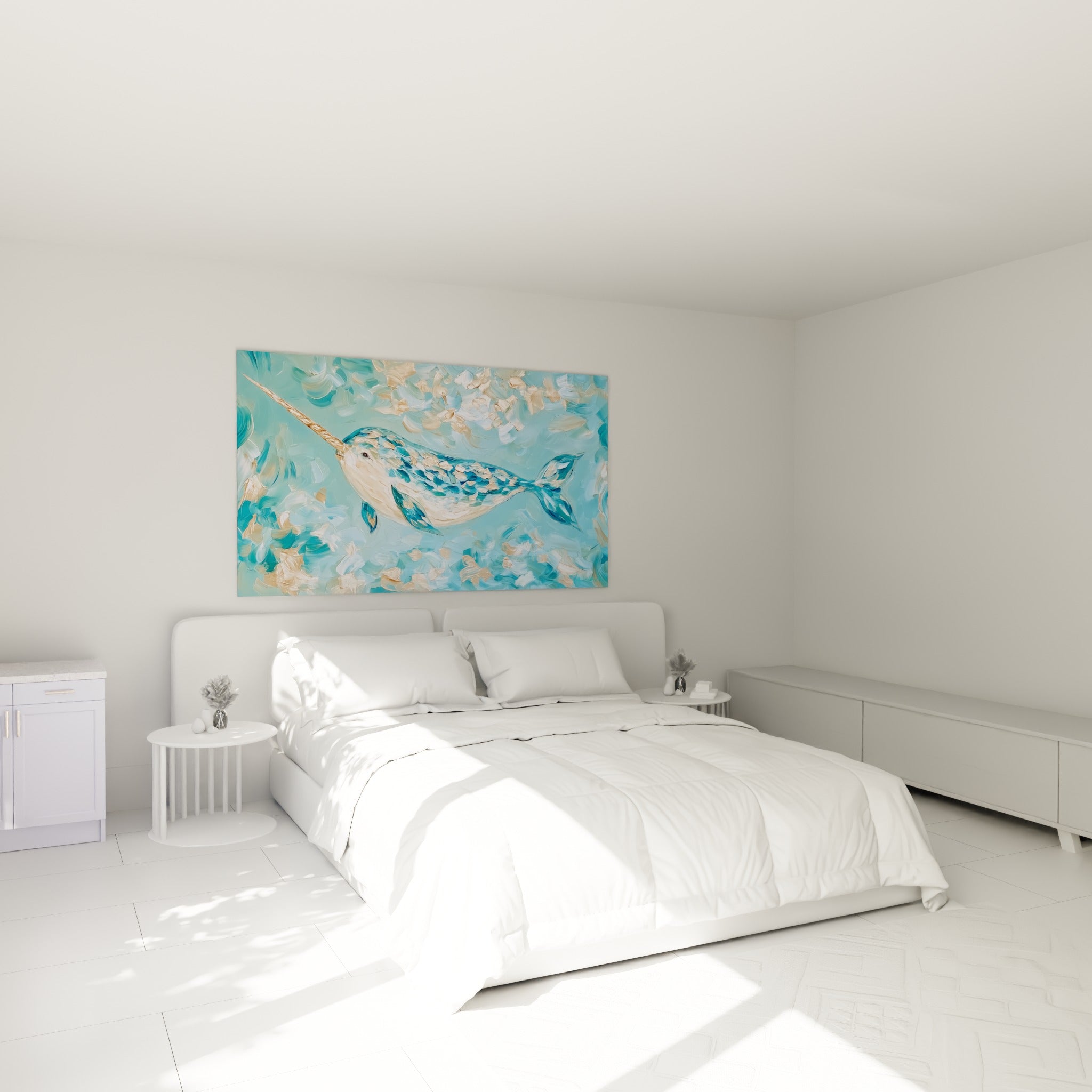 Narval crème aux écailles bleu turquoise et dorées, au-dessus d'un lit dans une chambre claire