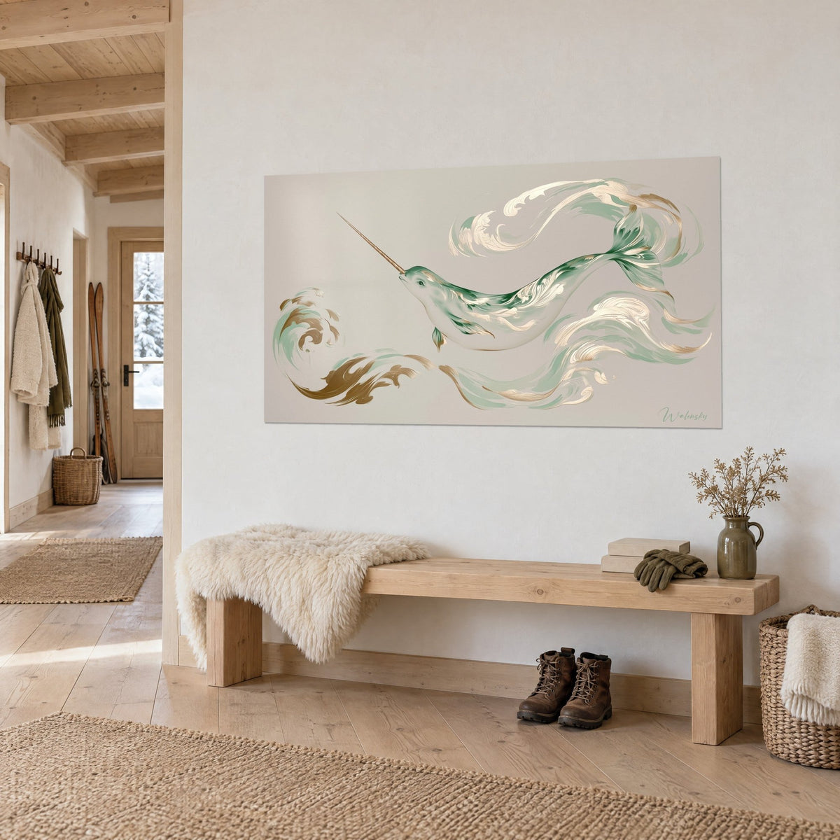 Quadro cetaceo con zanna dorata in onde verde acqua e oro, fondo grigio perla, panca in legno e pelle di pecora, ingresso di chalet