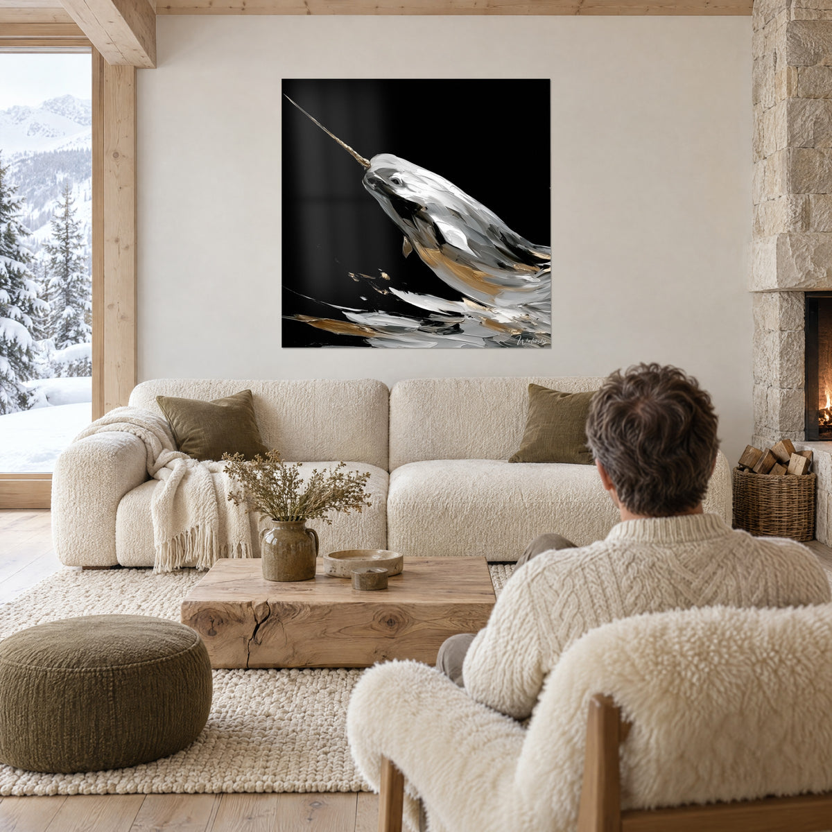 Quadro di un narvalo argentato che alza la zanna dorata su fondo nero, pennellate grigie e dorate a impasto, sopra un divano in un soggiorno luminoso