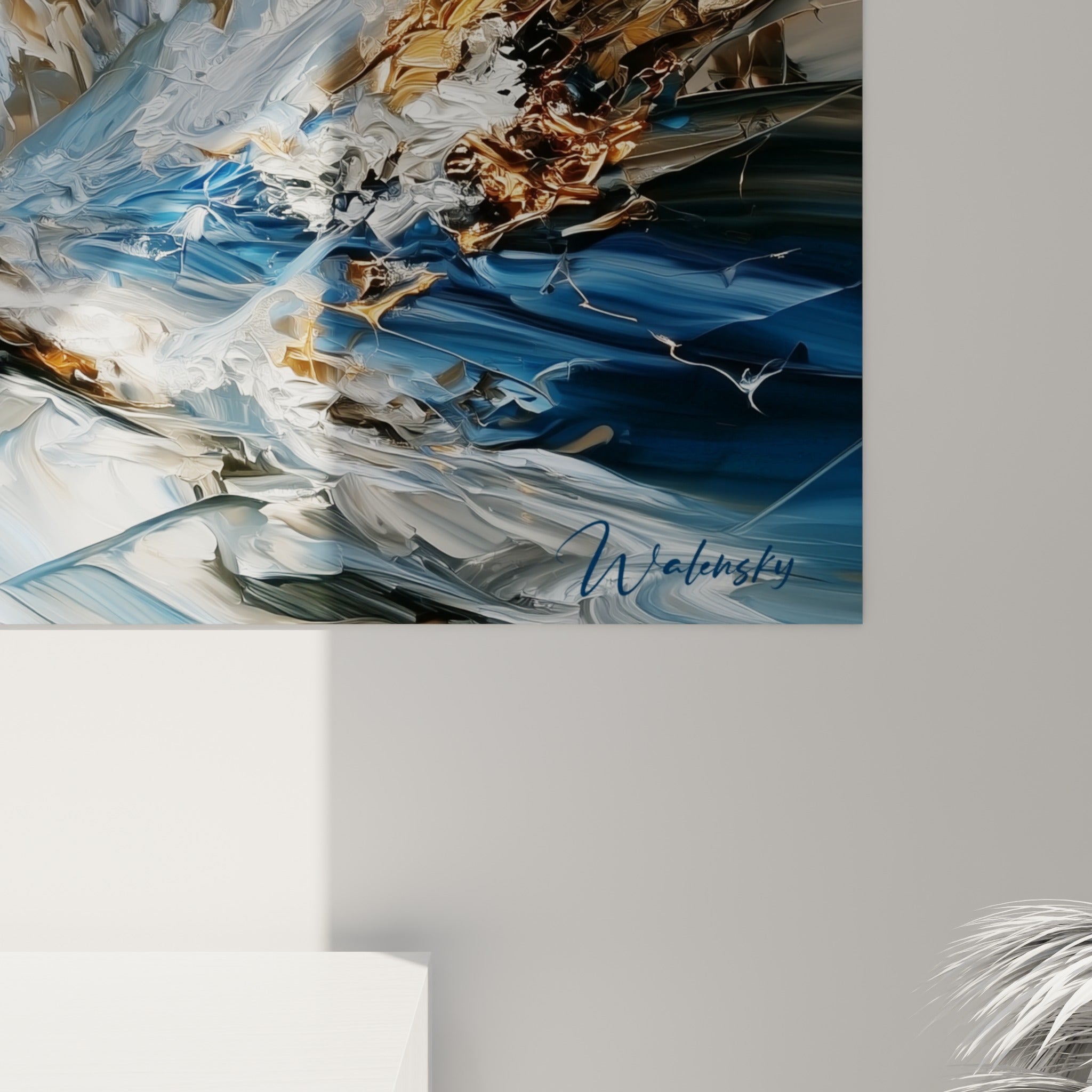 Empâtements bleu marine et éclats dorés se mêlant en relief sur la toile, coulures et grain de matière visibles