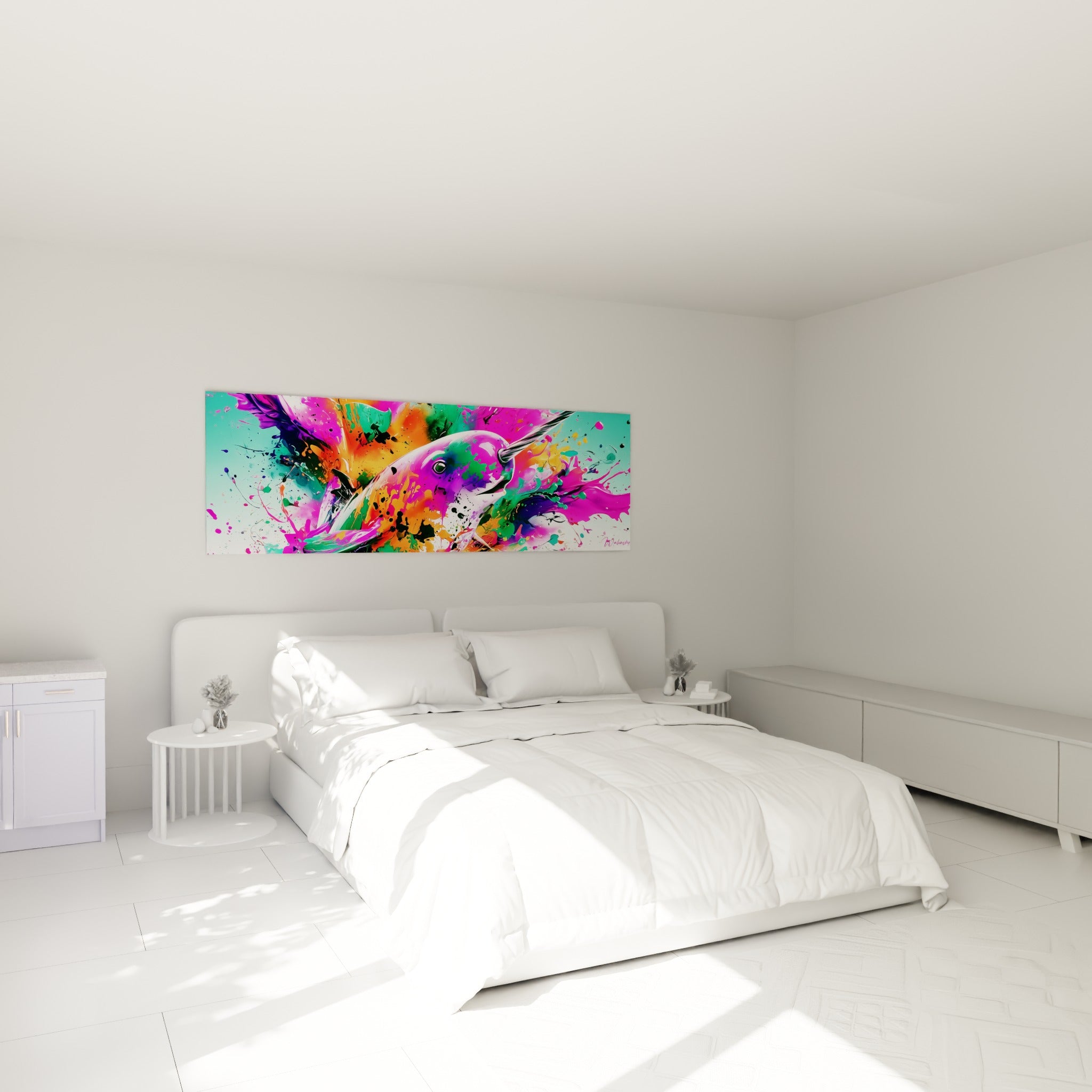 Narval fuchsia et turquoise à la défense élancée, accroché au-dessus d'un lit dans une chambre claire