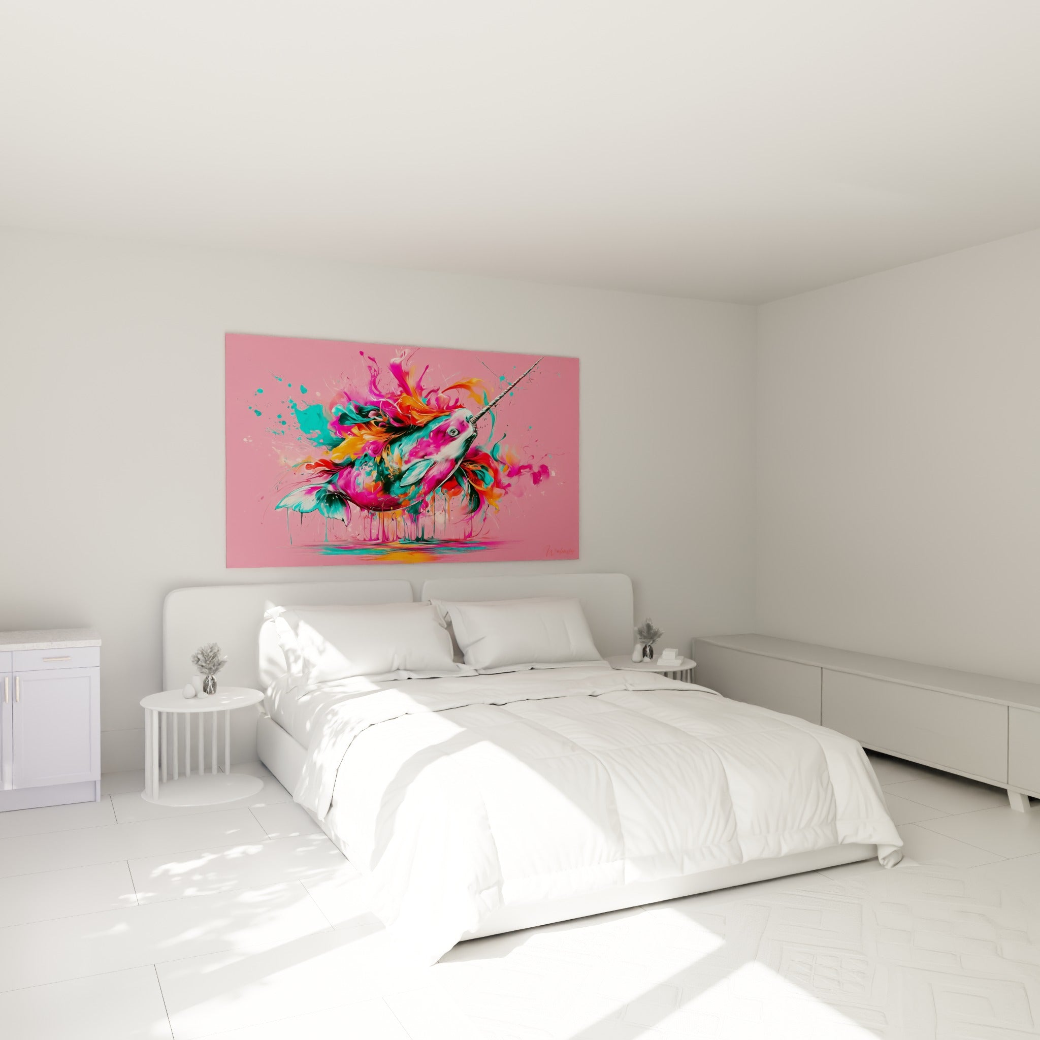 Créature marine rose et turquoise éclaboussée accrochée au-dessus d'un lit dans une chambre claire