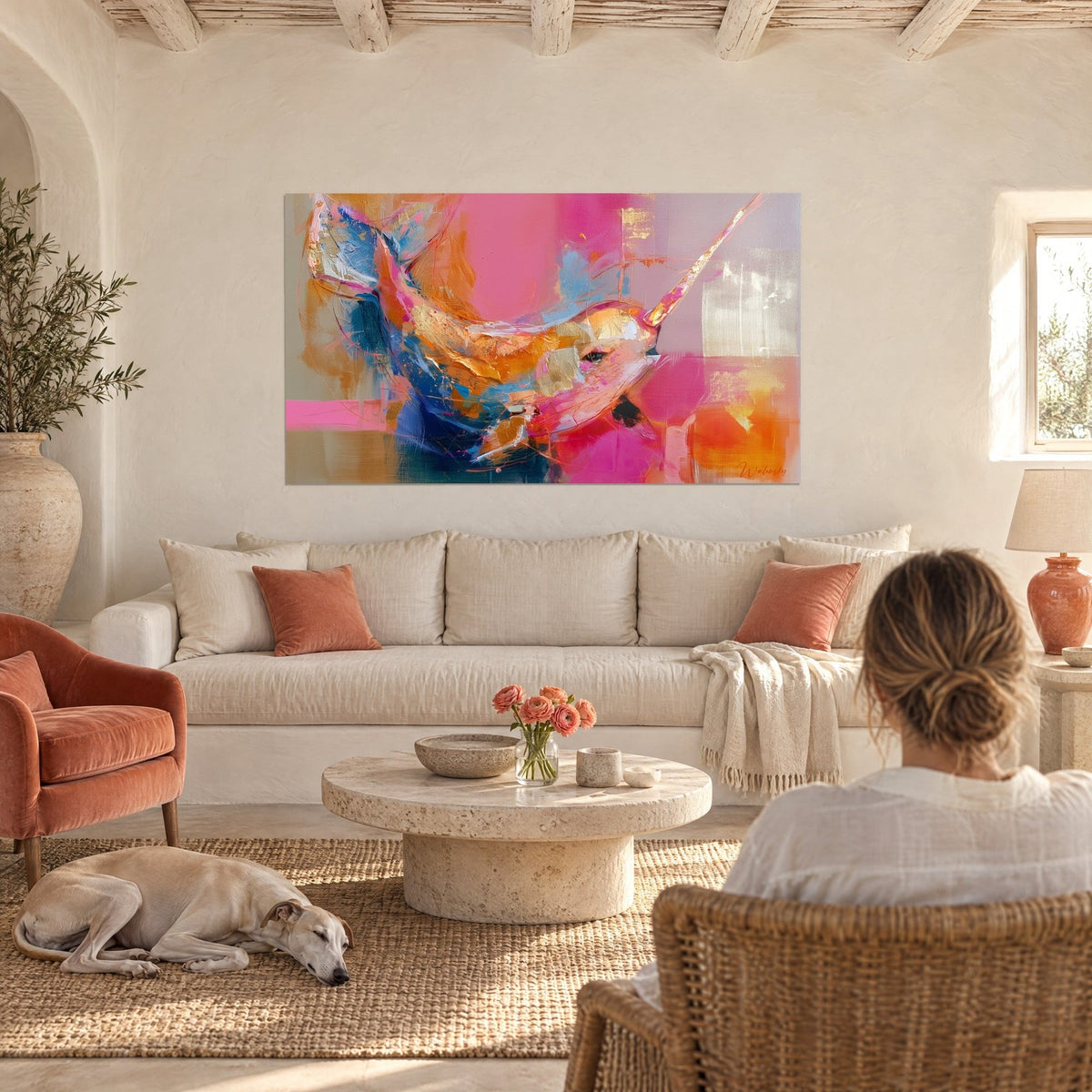 Quadro narvalo con tocchi di rosa vivo e blu cobalto, zanna dorata eretta, sopra un divano in un soggiorno luminoso