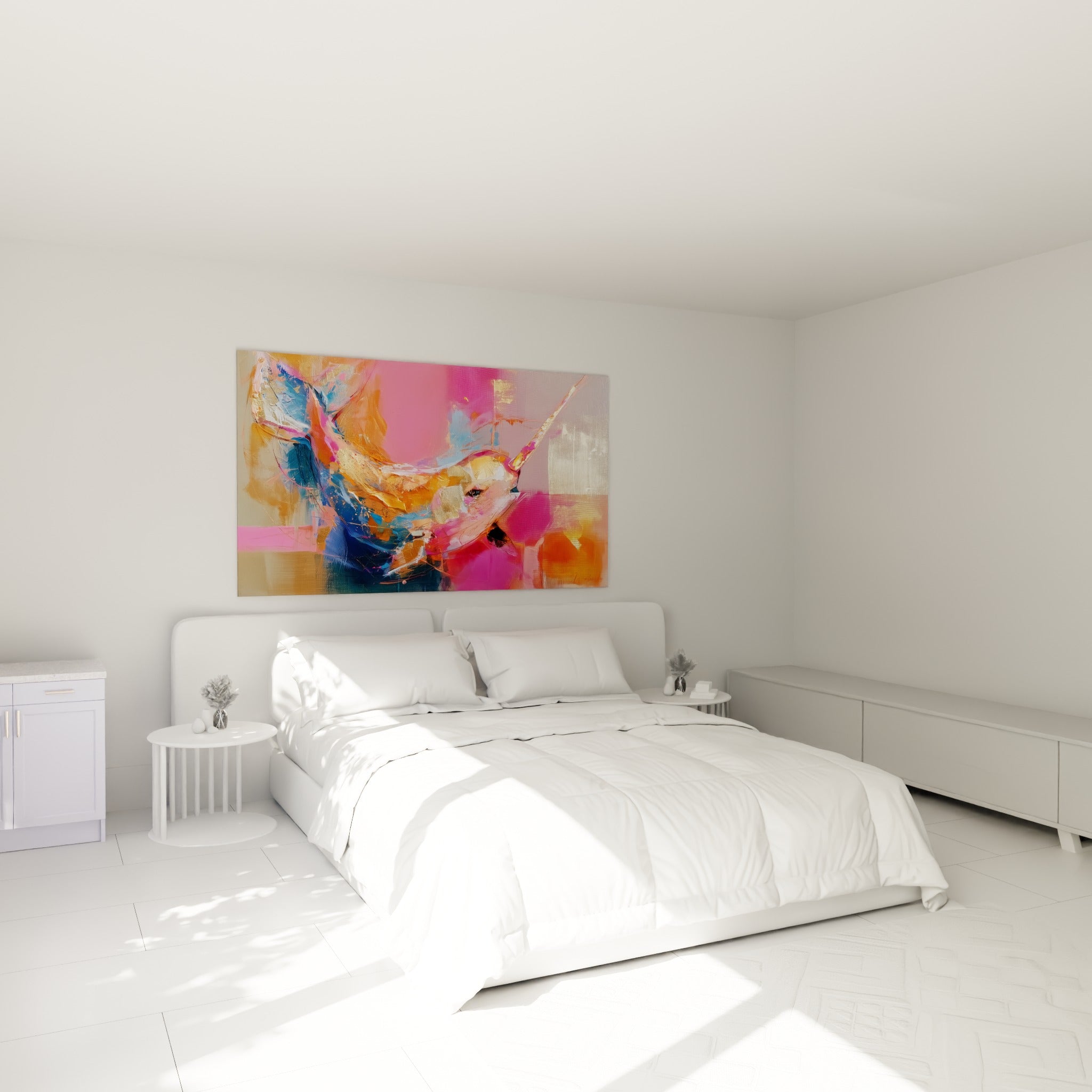 Créature marine dorée et rose magenta peinte en larges touches, accrochée au-dessus d'un lit dans une chambre claire