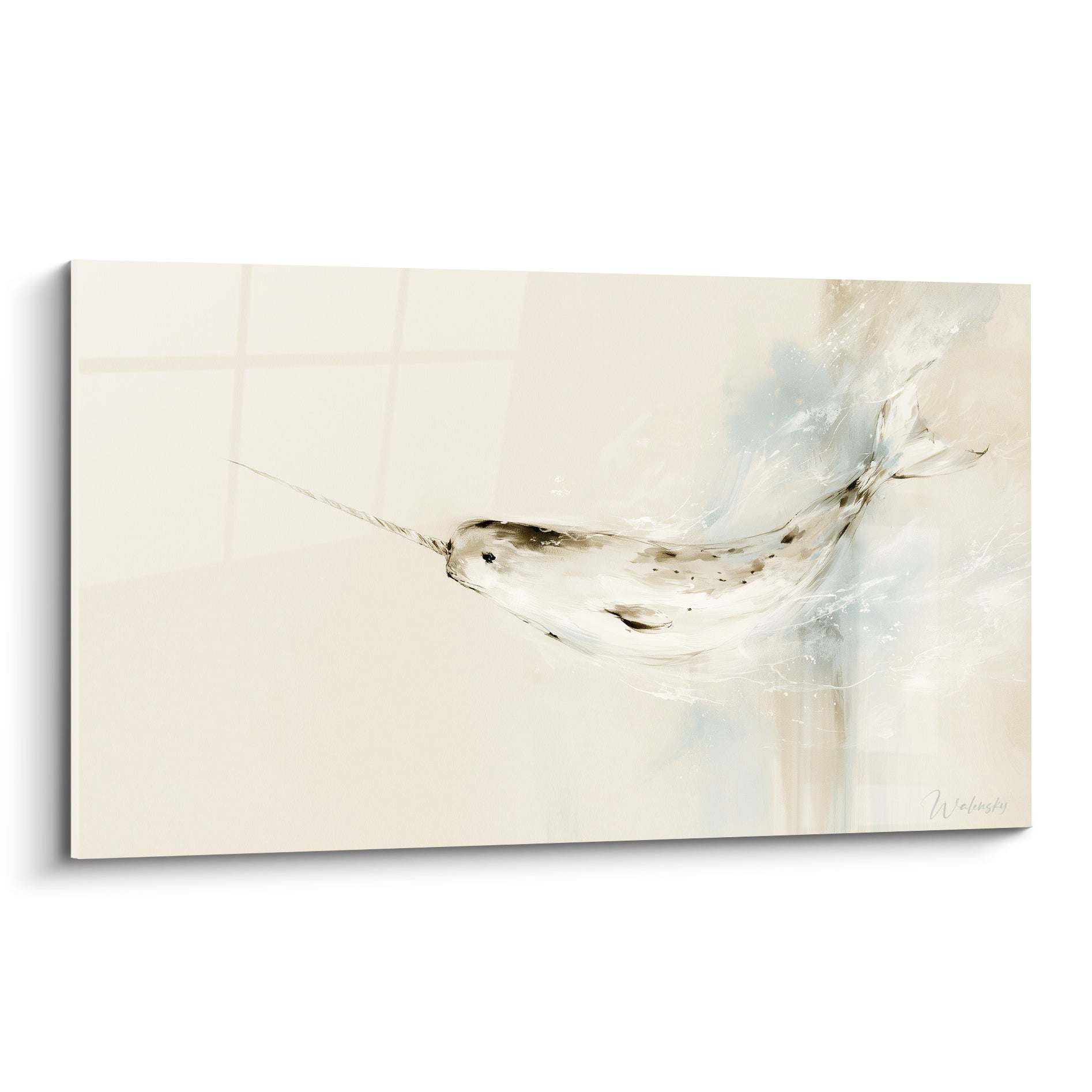Narval ivoire aux taches anthracite, corne tendue, fond bleu pastel vaporeux en aquarelle
