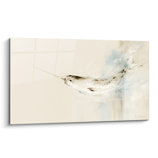 Narval ivoire aux taches anthracite, corne tendue, fond bleu pastel vaporeux en aquarelle