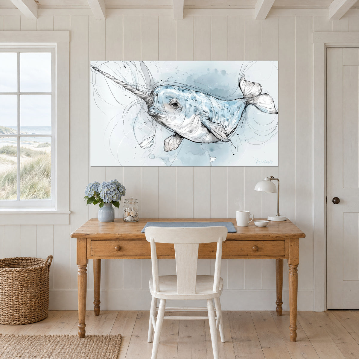 Gemälde spiralförmiger Stoßzahn eines graublauen und weißen Narwals, azurblaue Aquarellfläche, weiße Holzbretterwand eines Büros