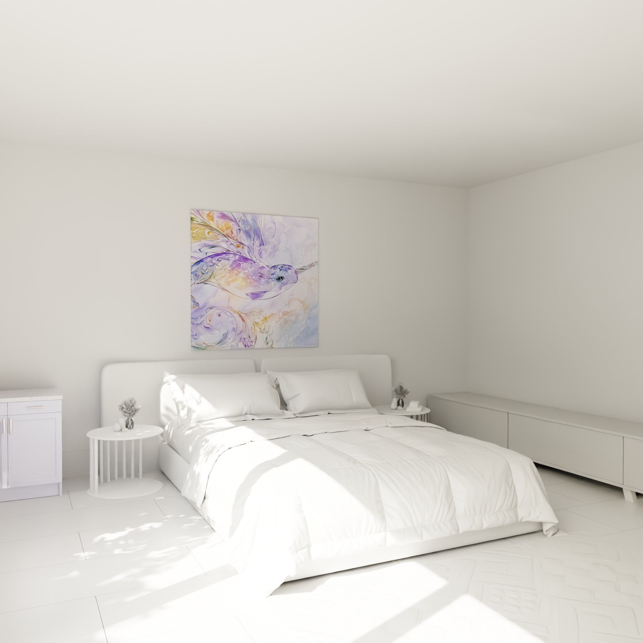 Créature marine mauve et dorée aux courants fluides, accrochée au-dessus d'un lit dans une chambre claire