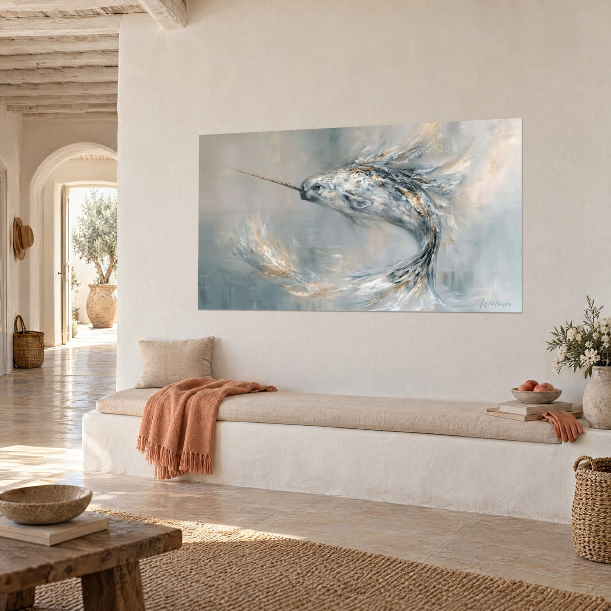 Gemälde eines Walen mit spiralförmigem Horn in grauer und goldener Farbe, dreiviertel Ansicht an einer weißen Wand, neben einer Bank in einem mediterranen Haus