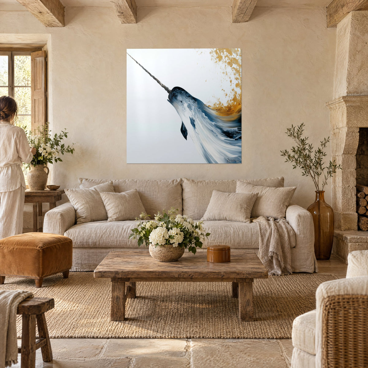 Gemälde Narwal in Marineblau und Ocker, gedrehter Stoßzahn diagonal aufgerichtet, zwei Personen von hinten über einem Sofa in einem hellen Wohnzimmer
