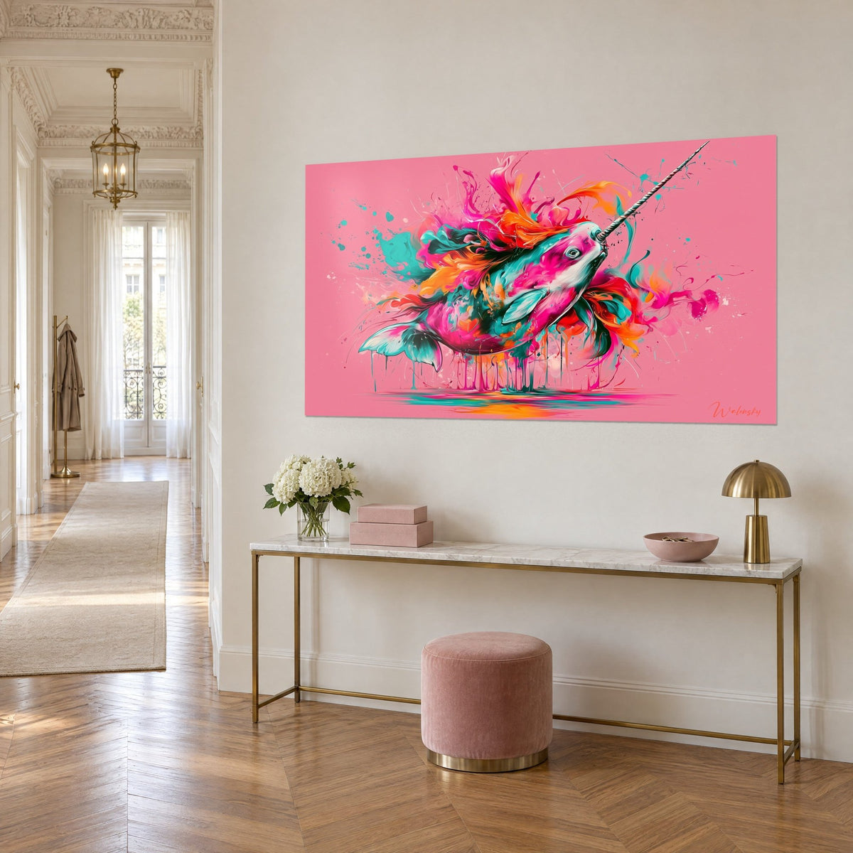 Quadro di un cetaceo dal corno a spirale, gocce arancioni e corallo che colano su fondo rosa, visto di tre quarti in un corridoio haussmanniano