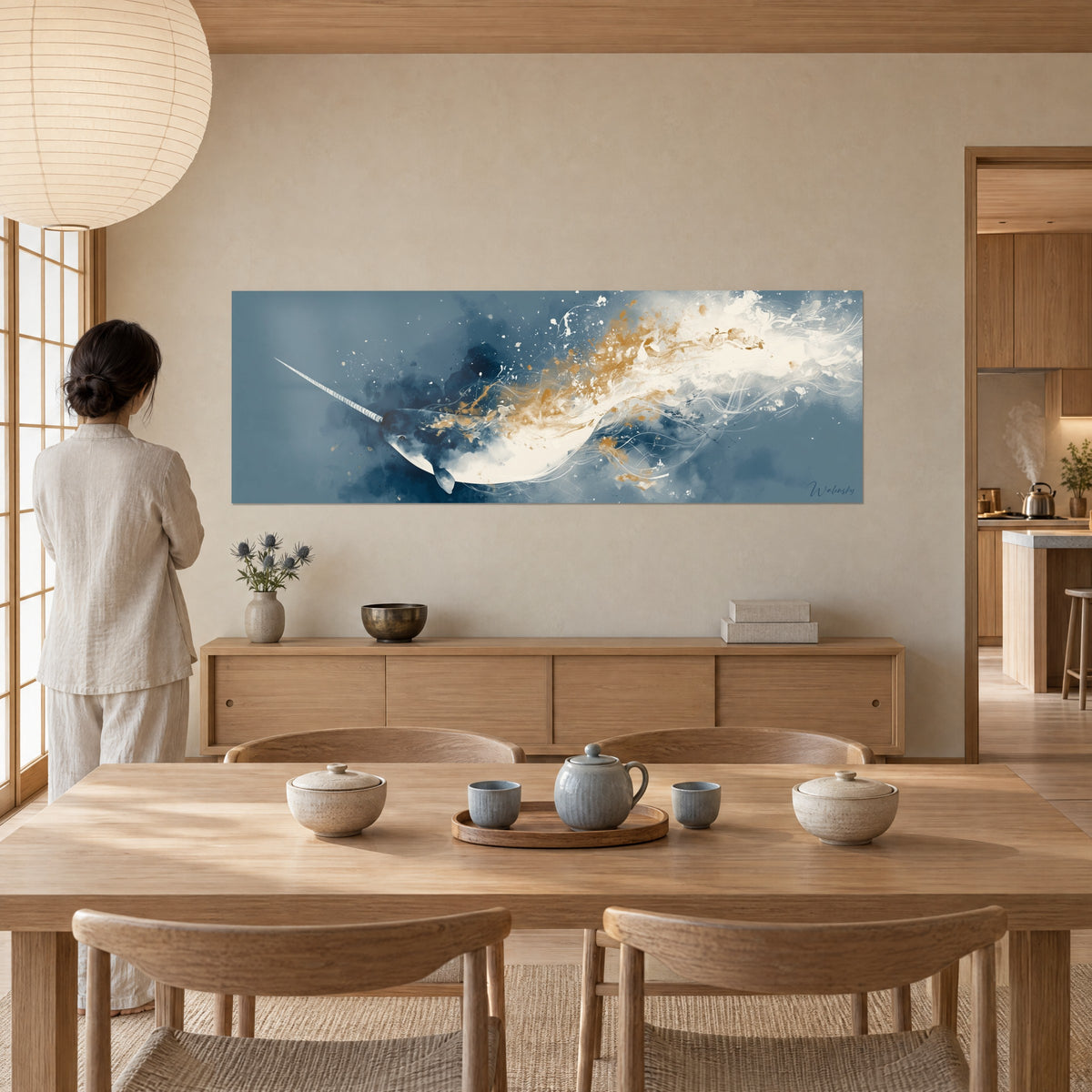 Πίνακας narwhal σε πλήρη ταχύτητα, χρυσοί και λευκοί πίδακες χρώματος σε βαθύ μπλε, απέναντι από γυναίκα από πίσω σε τραπεζαρία